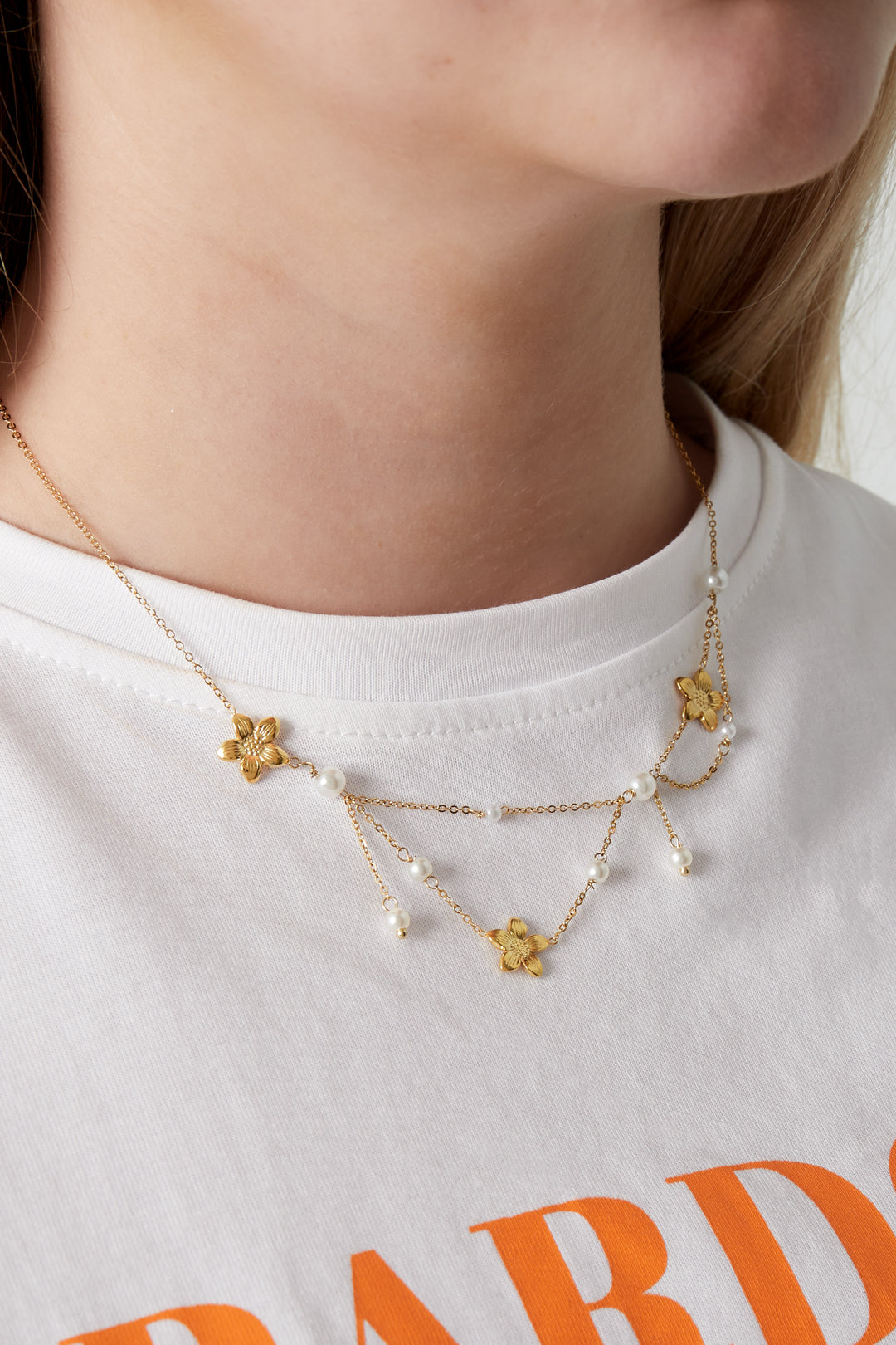 Women's necklace with 304 stainless steel pendant, imitation pearl with floral design – image 2