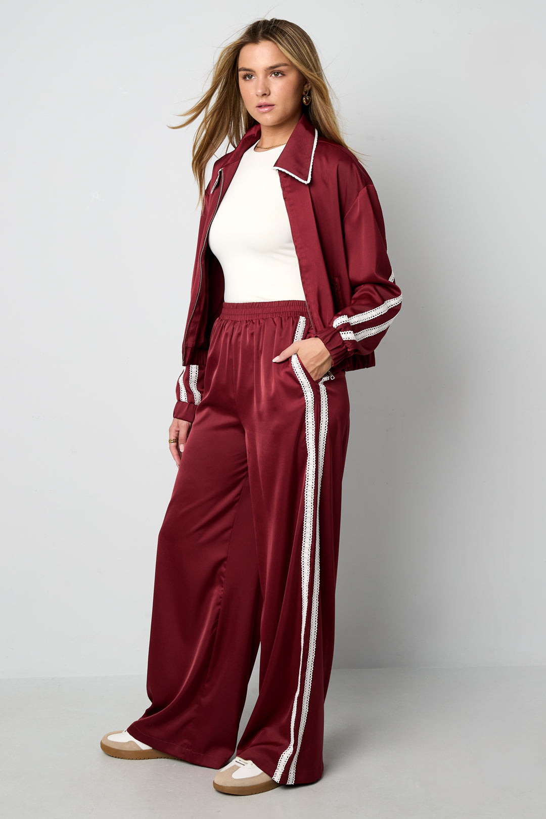 Dames sportieve broek met rechte pijpen en kleurcontrast – productfoto 8