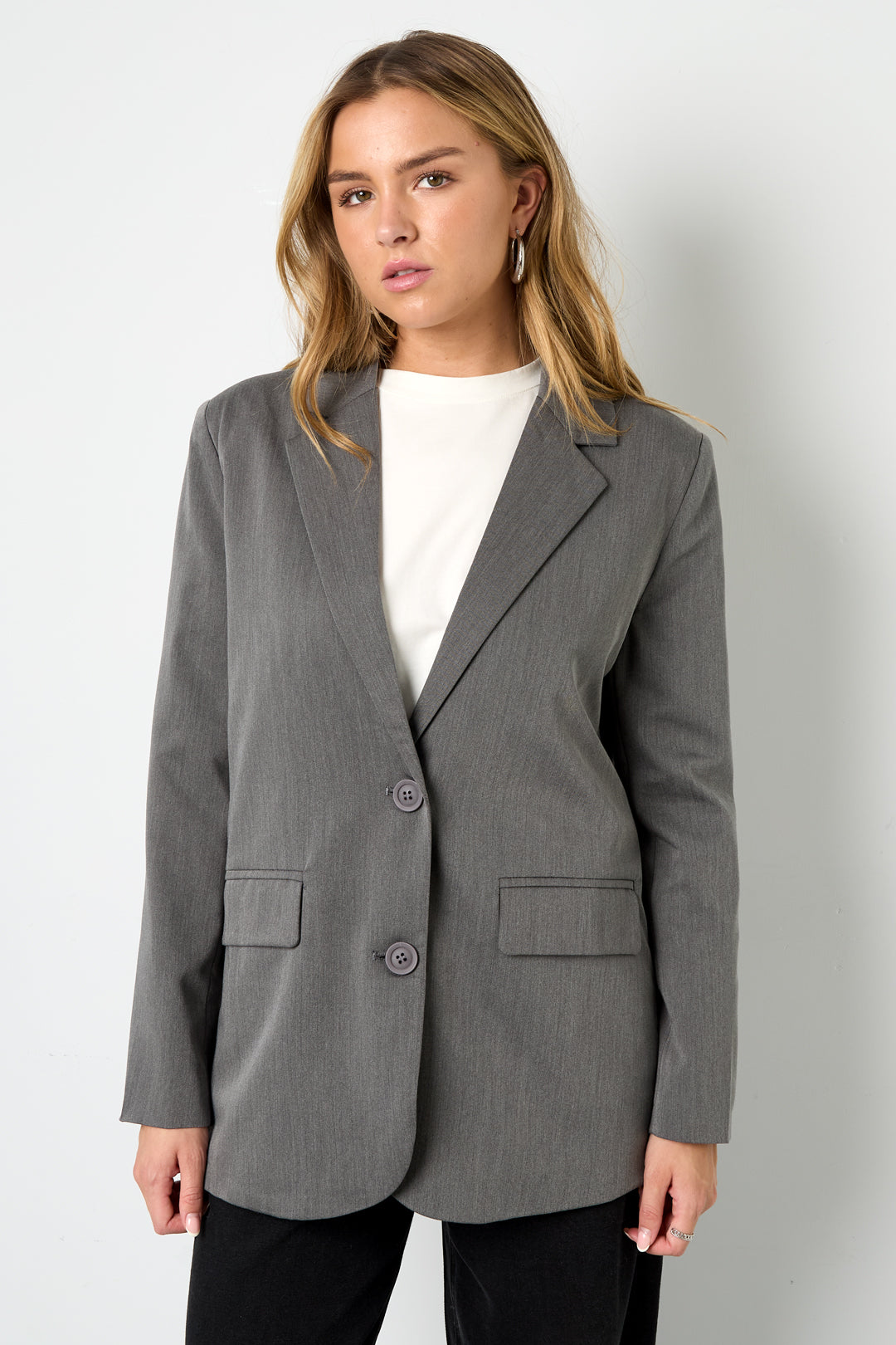 Dames lange grijze blazer met letterdetail – productfoto 8