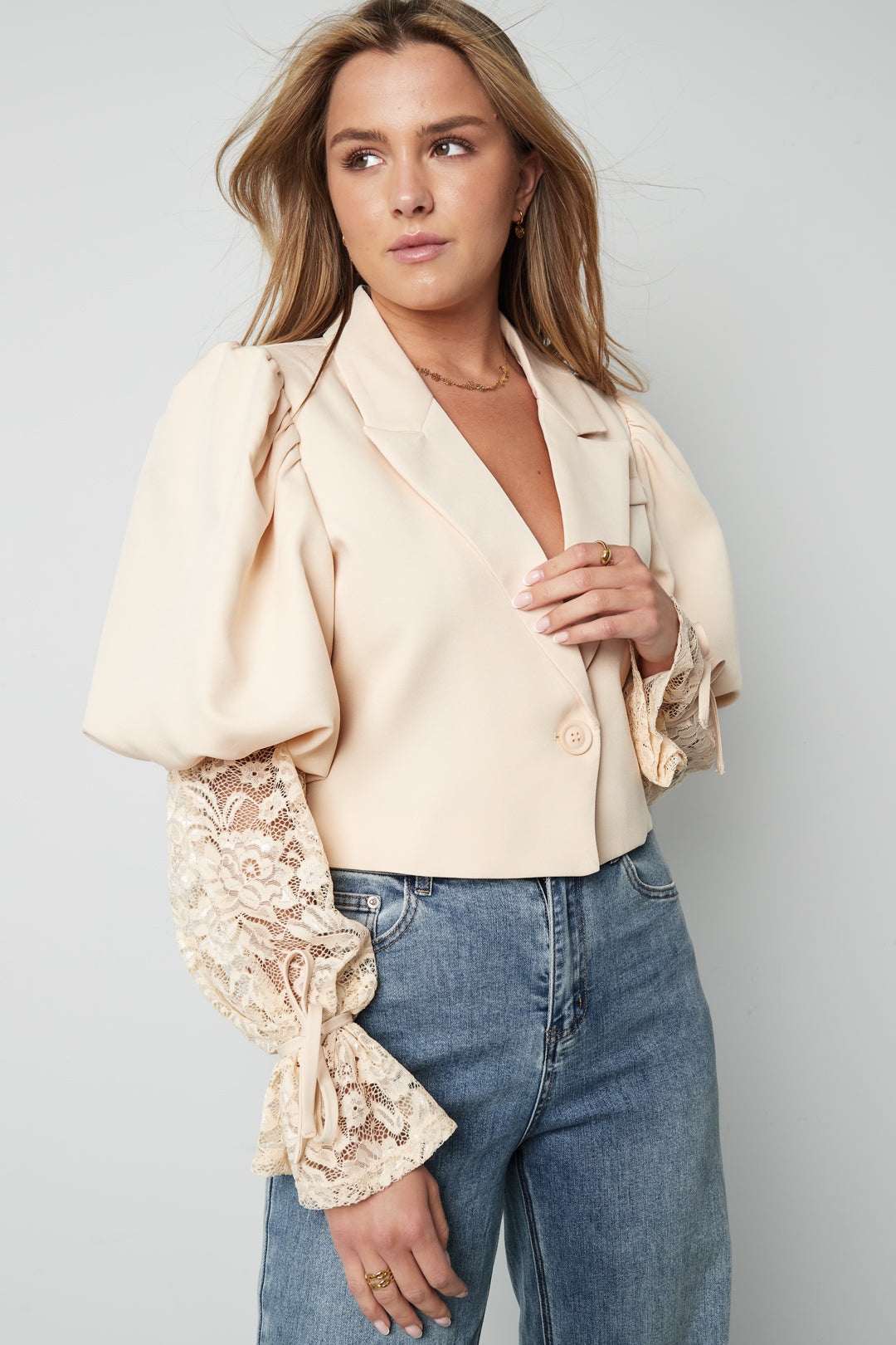 Blazer femme avec détails en dentelle et manches bouffantes – photo 7