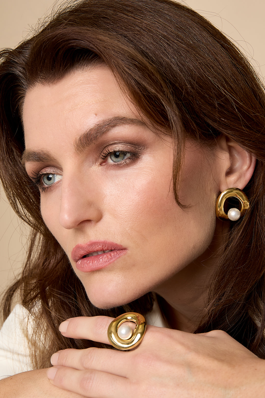 Women's round stainless steel and ABS stud earrings - gold-colored and silver-colored – image 2
