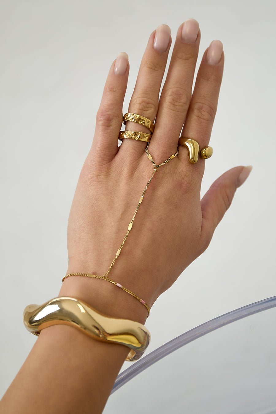 Chaîne de main pour femme en acier inoxydable avec détail maillon – couleur or