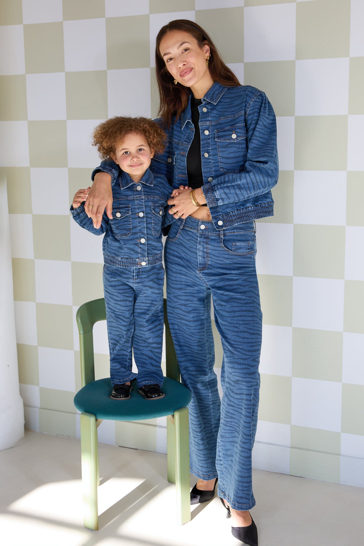 Dames blauwe denim broek met zebrastrepen – productfoto 5