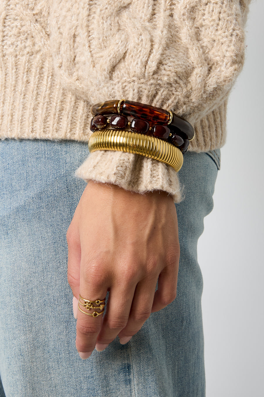 Bracelet perlé en acrylique pour femme – marron foncé et doré