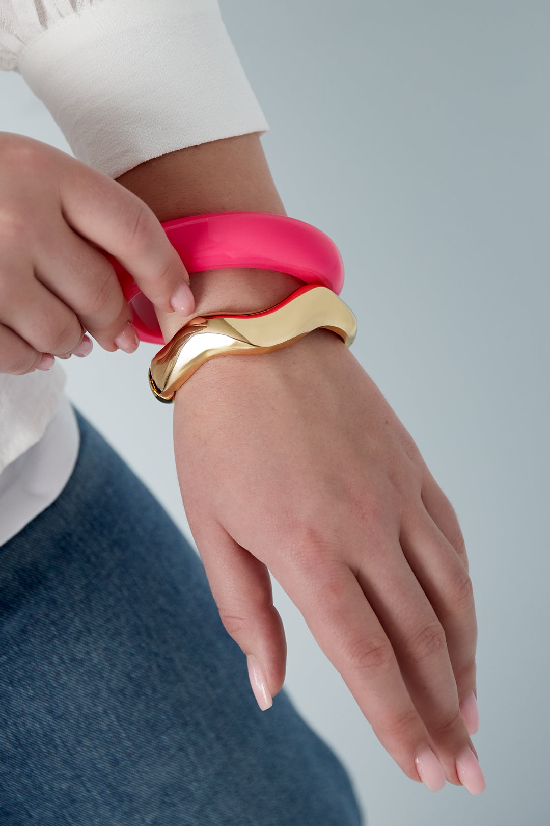 Bracelet jonc pour femme en alliage métallique de forme organique – couleur or – photo 2