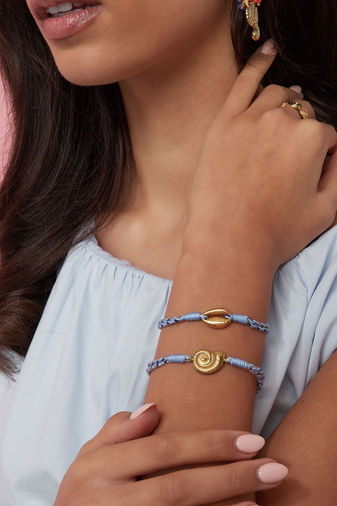 Braided women's bracelet made of cord with floral pattern and heart shape – gold-colored – image 2