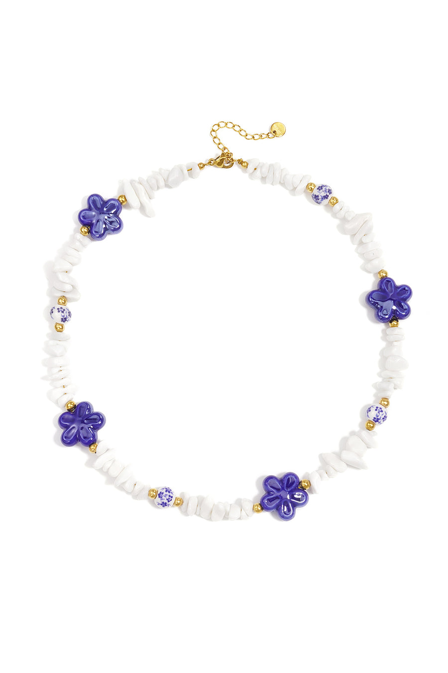 Ketting met stenen kralen, witte kralen met blauwe bloemetjes en statement bloemen