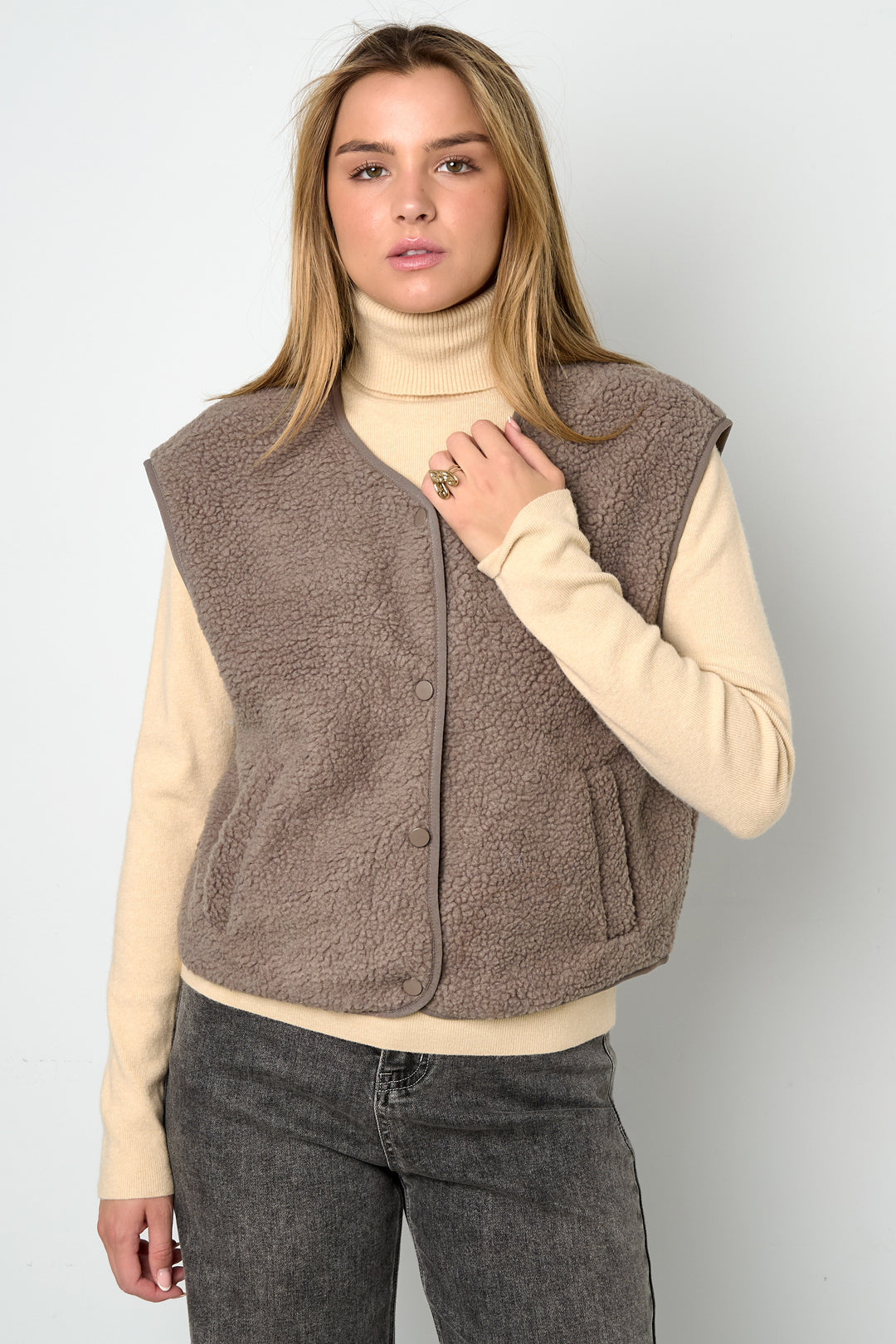 Women's waistcoat with round neck and slim fit – image 7