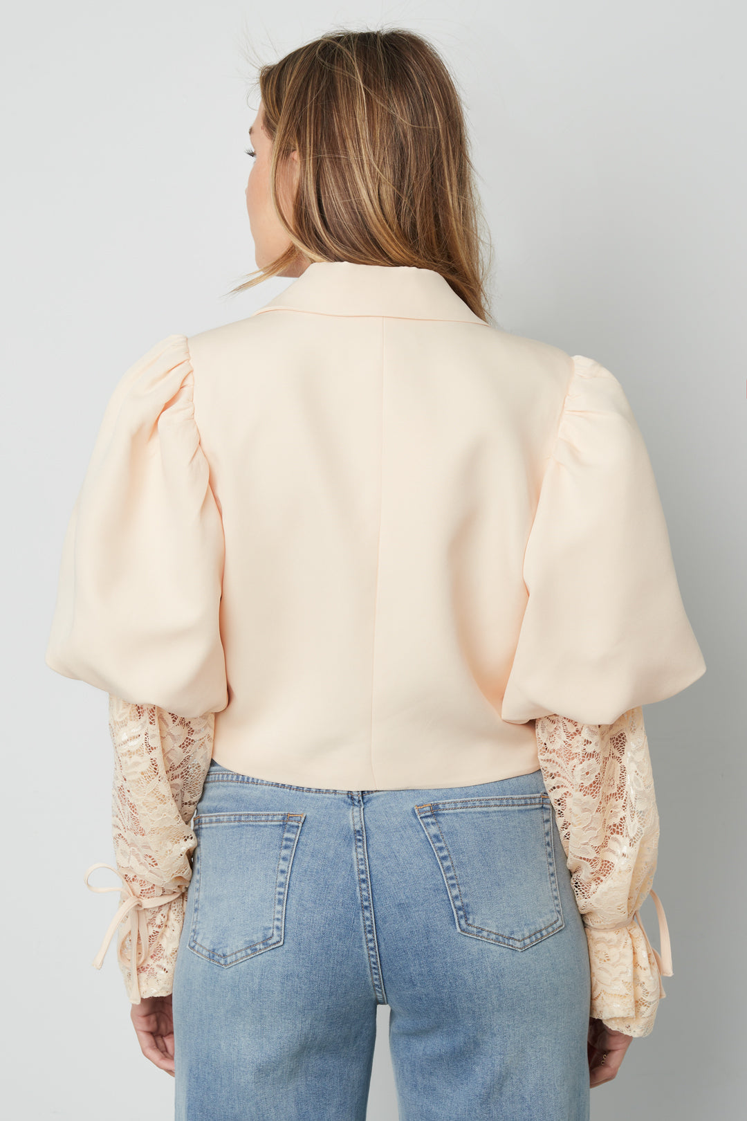 Blazer femme avec détails en dentelle et manches bouffantes – photo 12