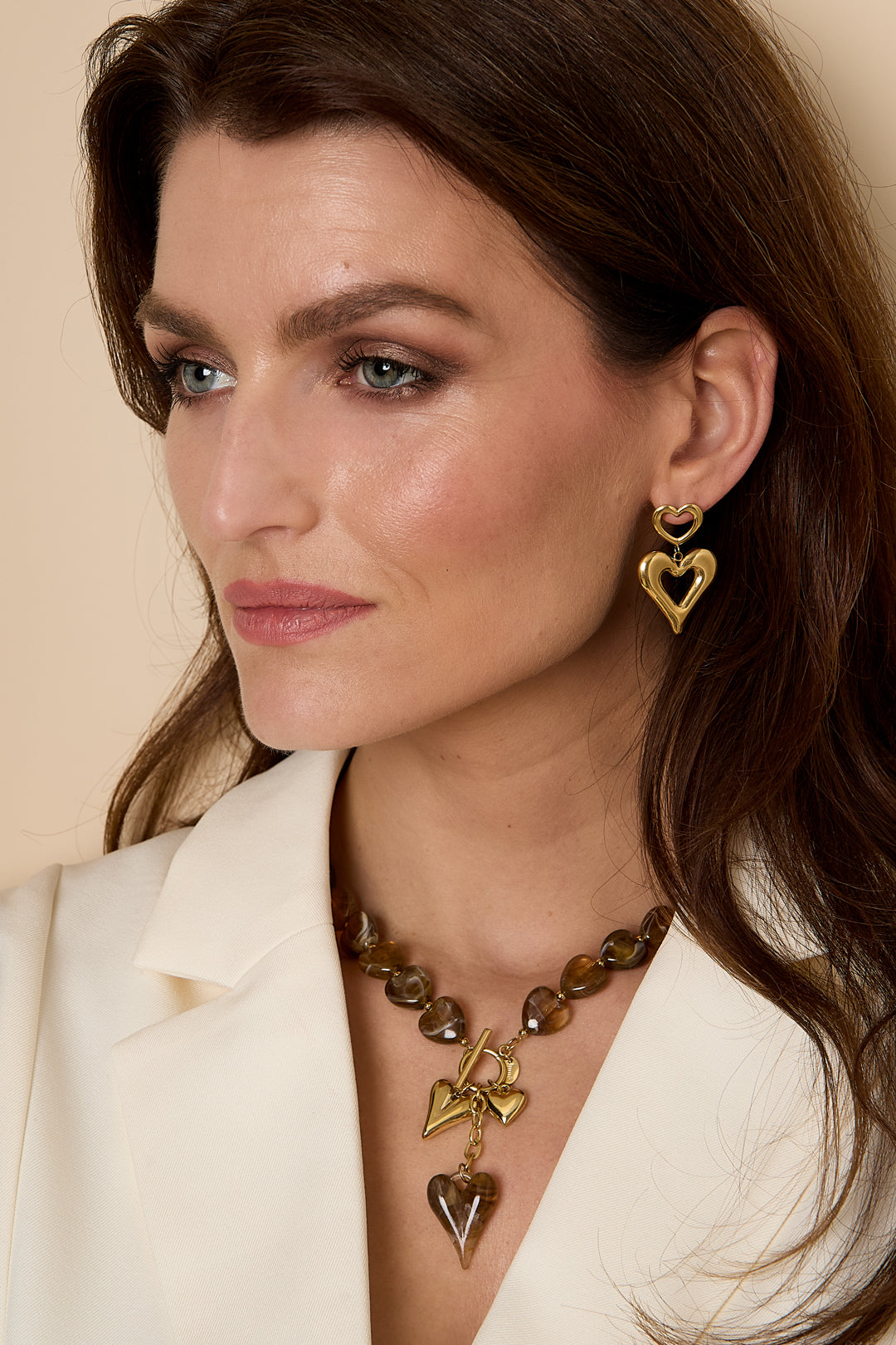 Dames kralenketting met hangende harten in bruin
