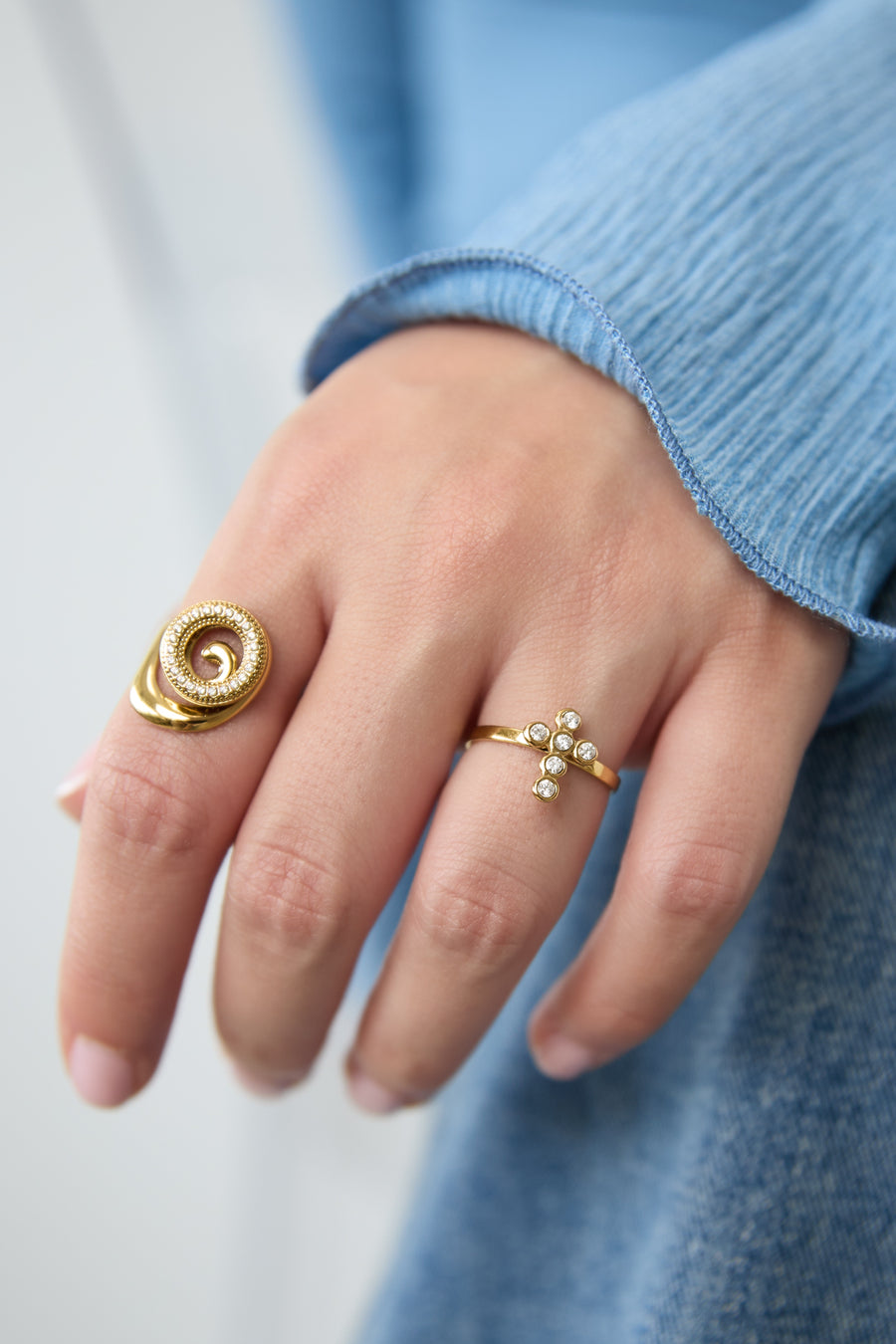 Bague tendance pour femmes en acier inoxydable avec motif croix – couleur or