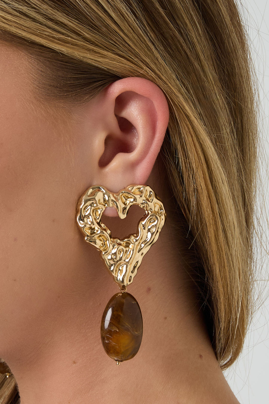 Boucles d'oreilles pendantes en résine pour femme avec cœur – marron foncé et rouge bordeaux