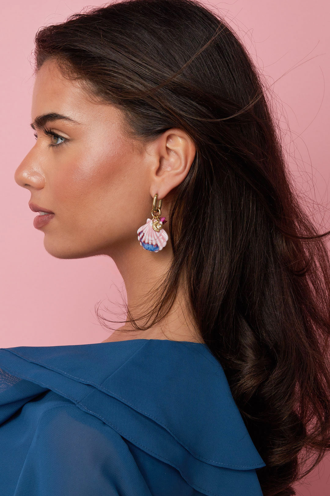 Oorbellen met grote schelp en kralen charms