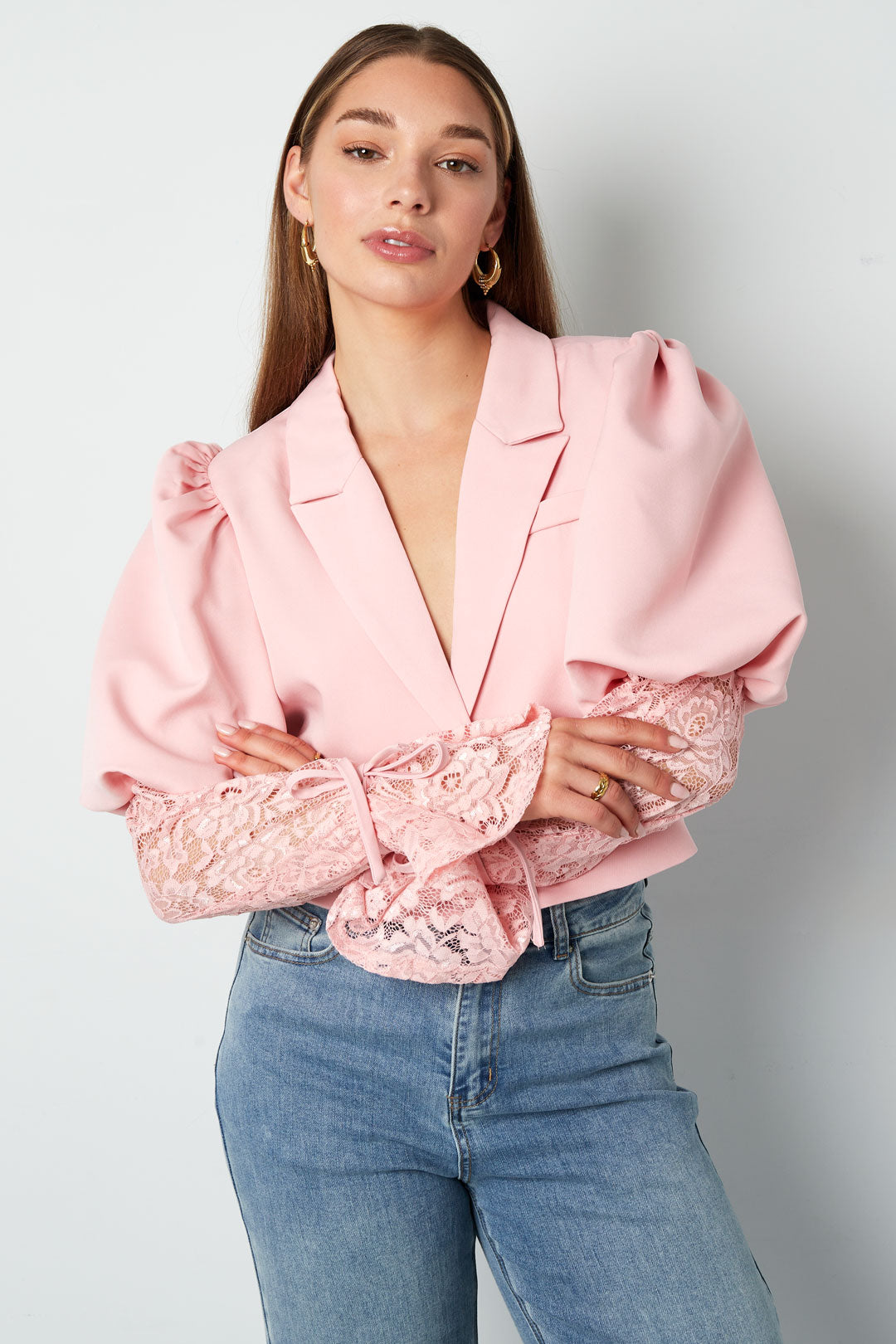 Blazer femme avec détails en dentelle et manches bouffantes – photo 3