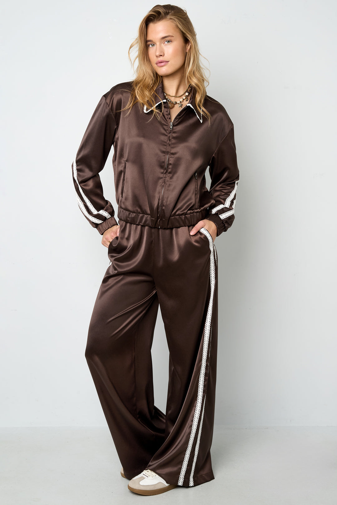Dames sportieve broek met rechte pijpen en kleurcontrast – productfoto 5
