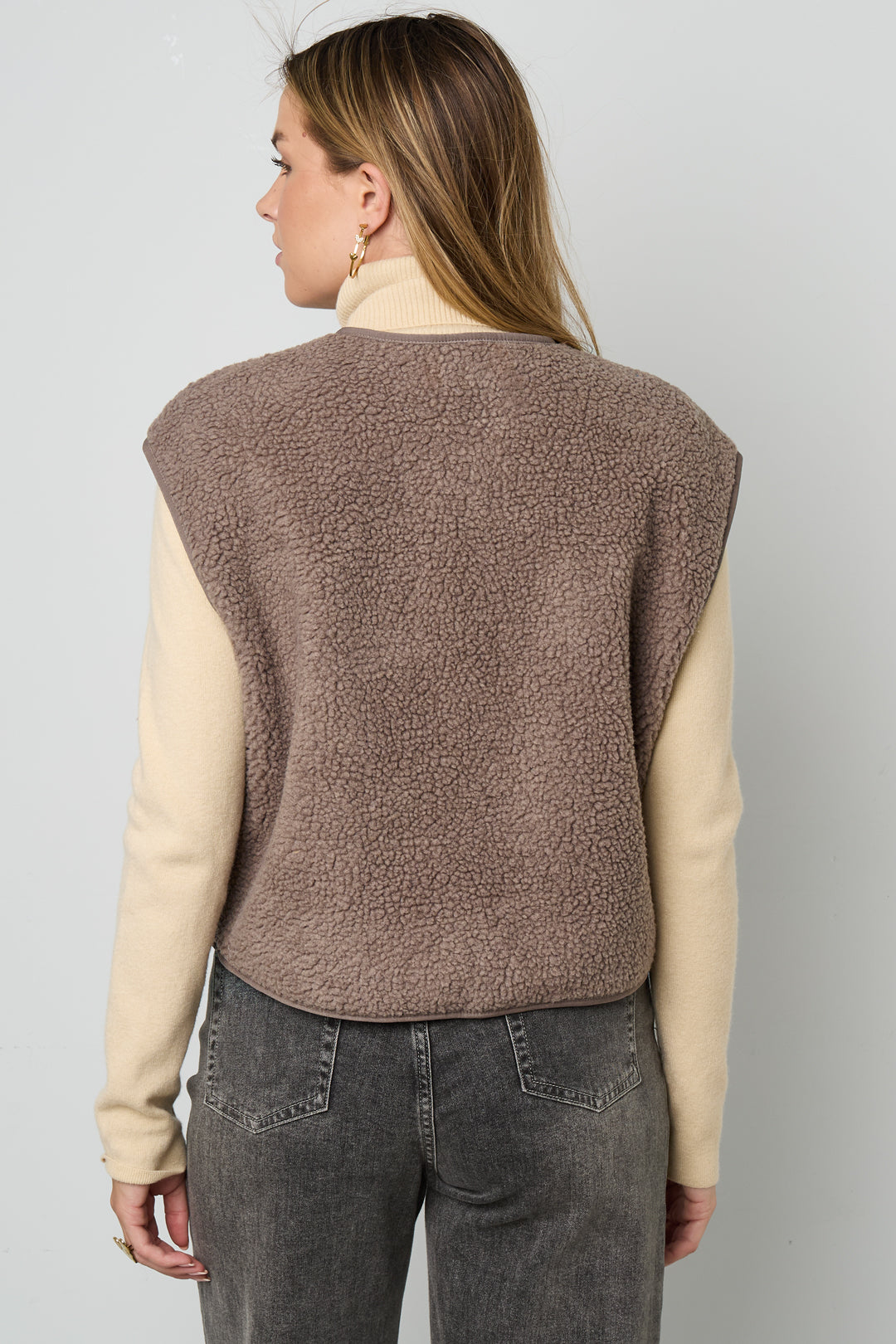 Women's waistcoat with round neck and slim fit – image 10