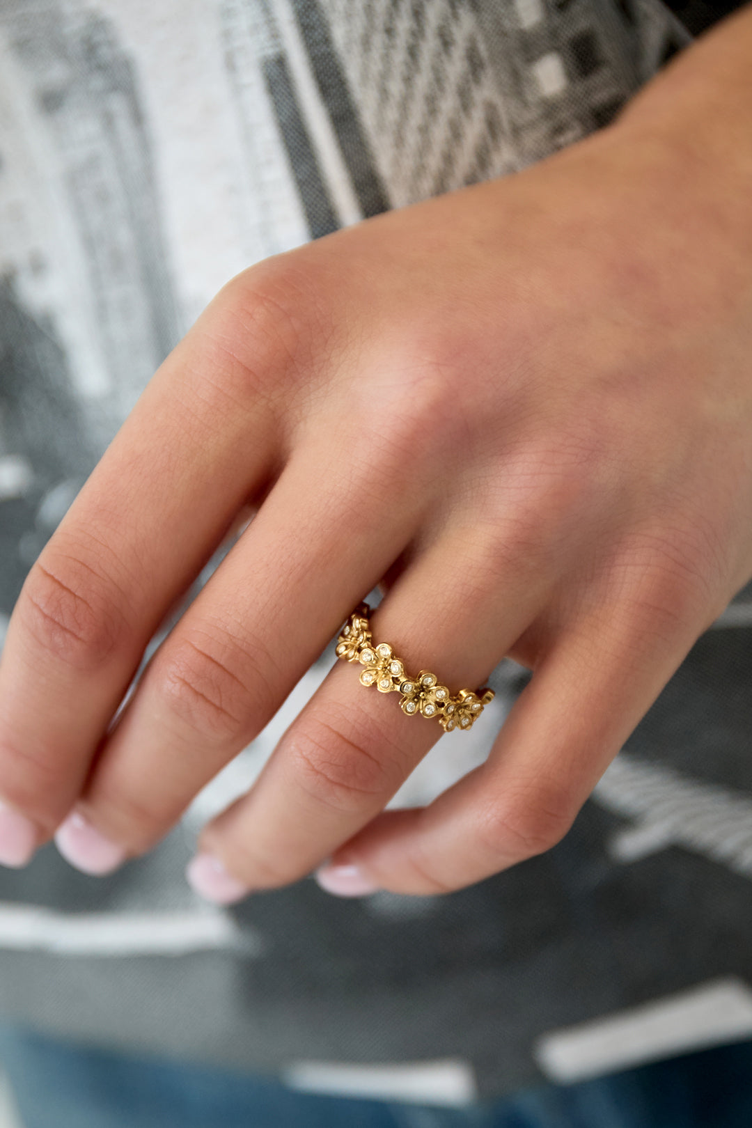 Minimalist stainless steel floral ring for women – gold-colored – image 2