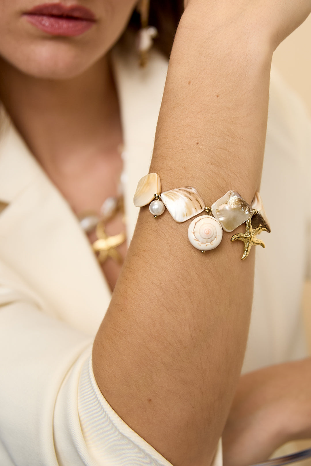 Beaded bracelet for women made of stainless steel, shell, ABS with ocean details and shell pattern – image 2