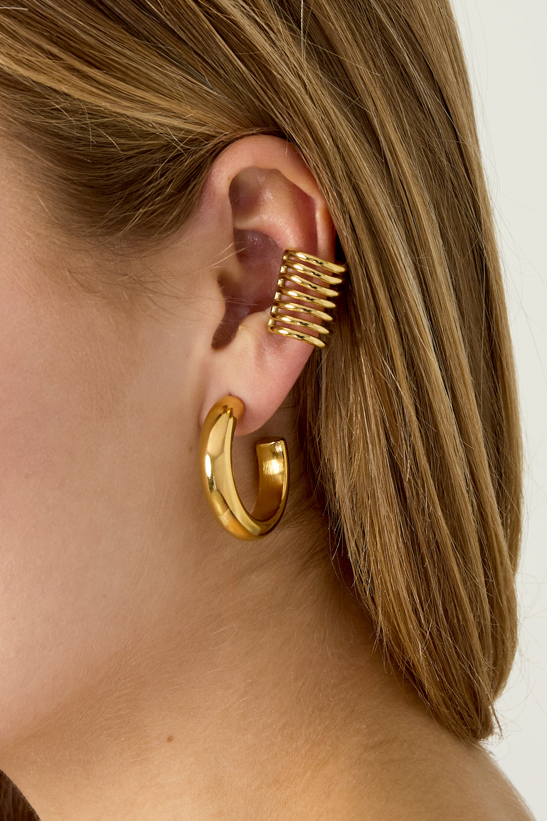 Women's stainless steel ear cuff with line pattern - gold-coloured – image 3