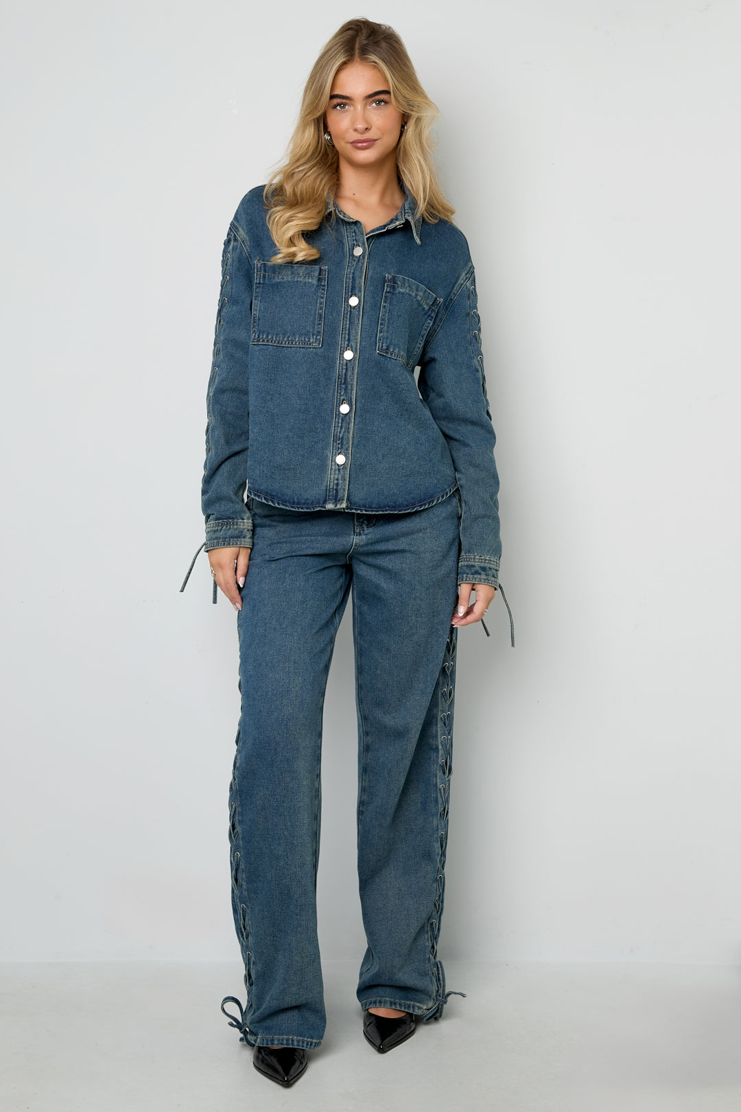 Women's straight-leg jeans with bow detail – image 4