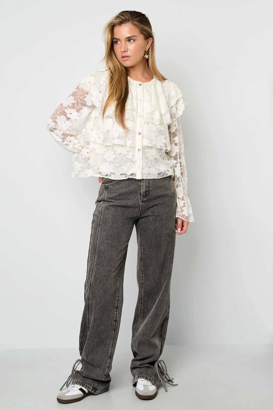 Dames blouse met bloemenprint en kanten paneel – productfoto 5