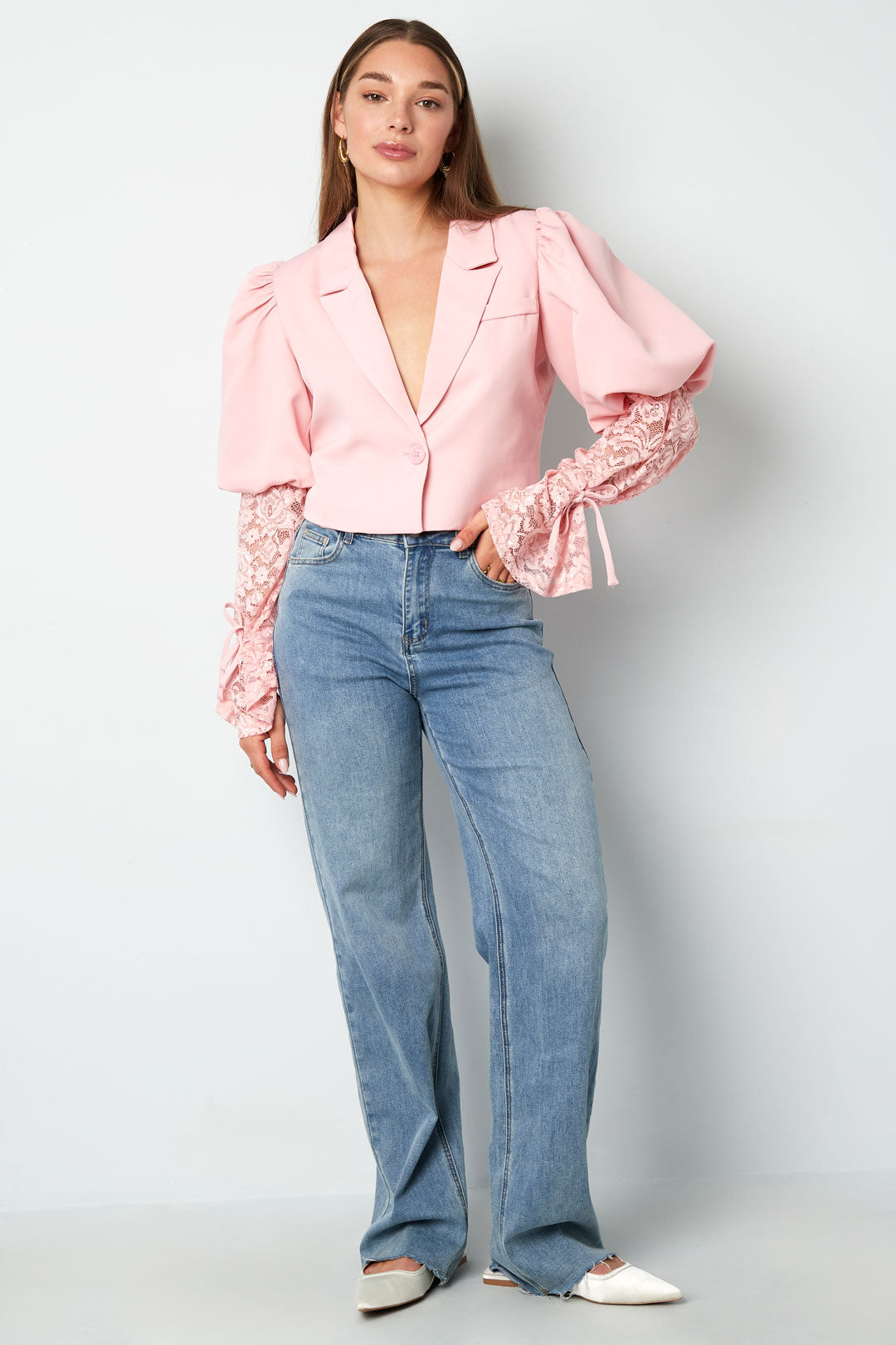 Blazer femme avec détails en dentelle et manches bouffantes – photo 5