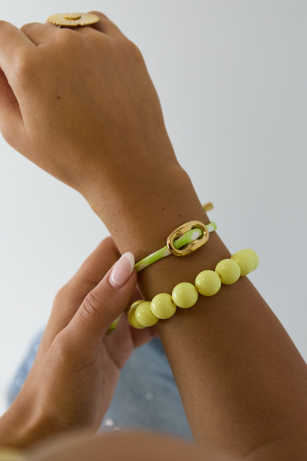 Bracelet tressé pour femmes en polyester de forme organique – rose clair et vert clair – photo 3