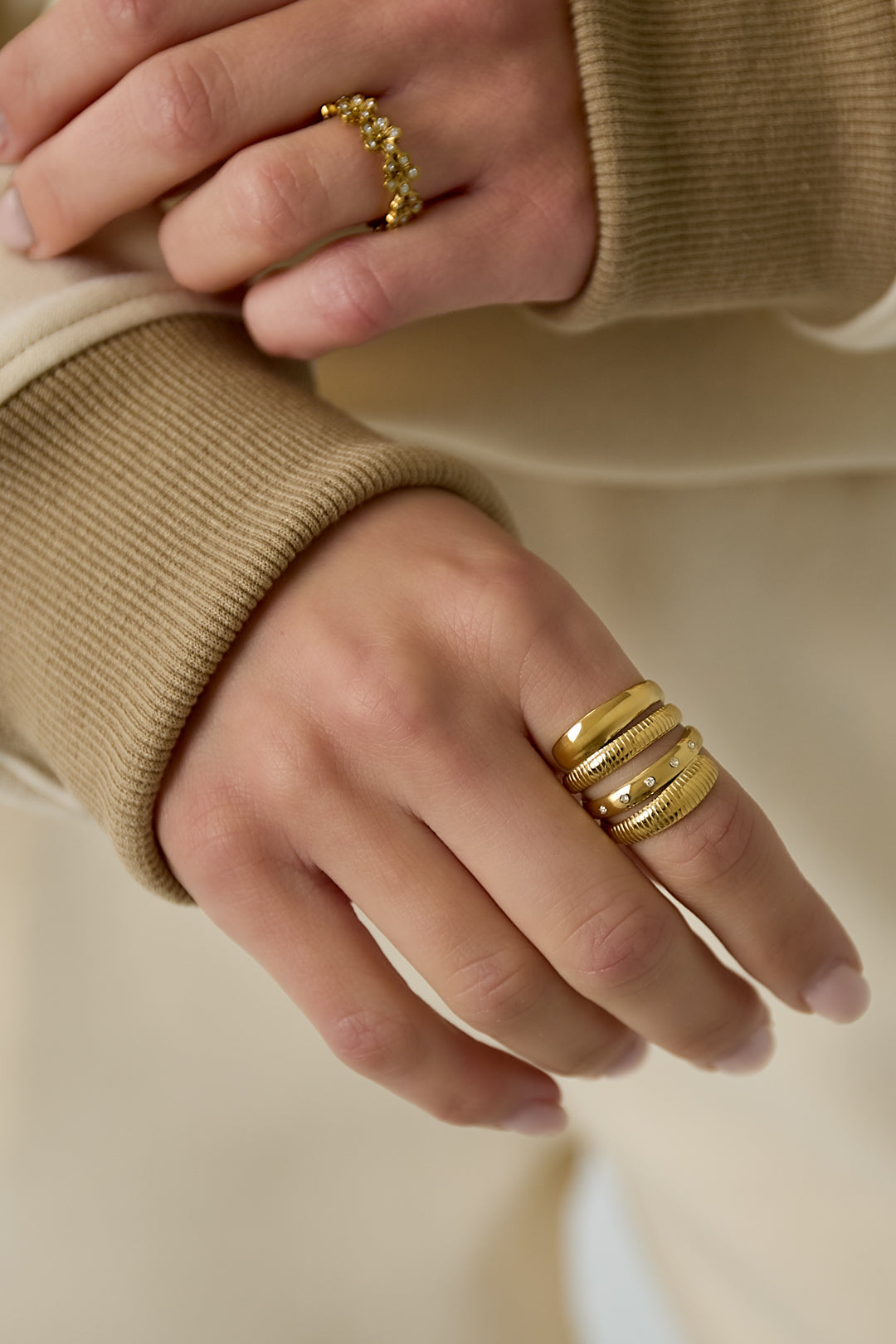 Women's stainless steel statement ring with organic shape – gold-colored – image 2