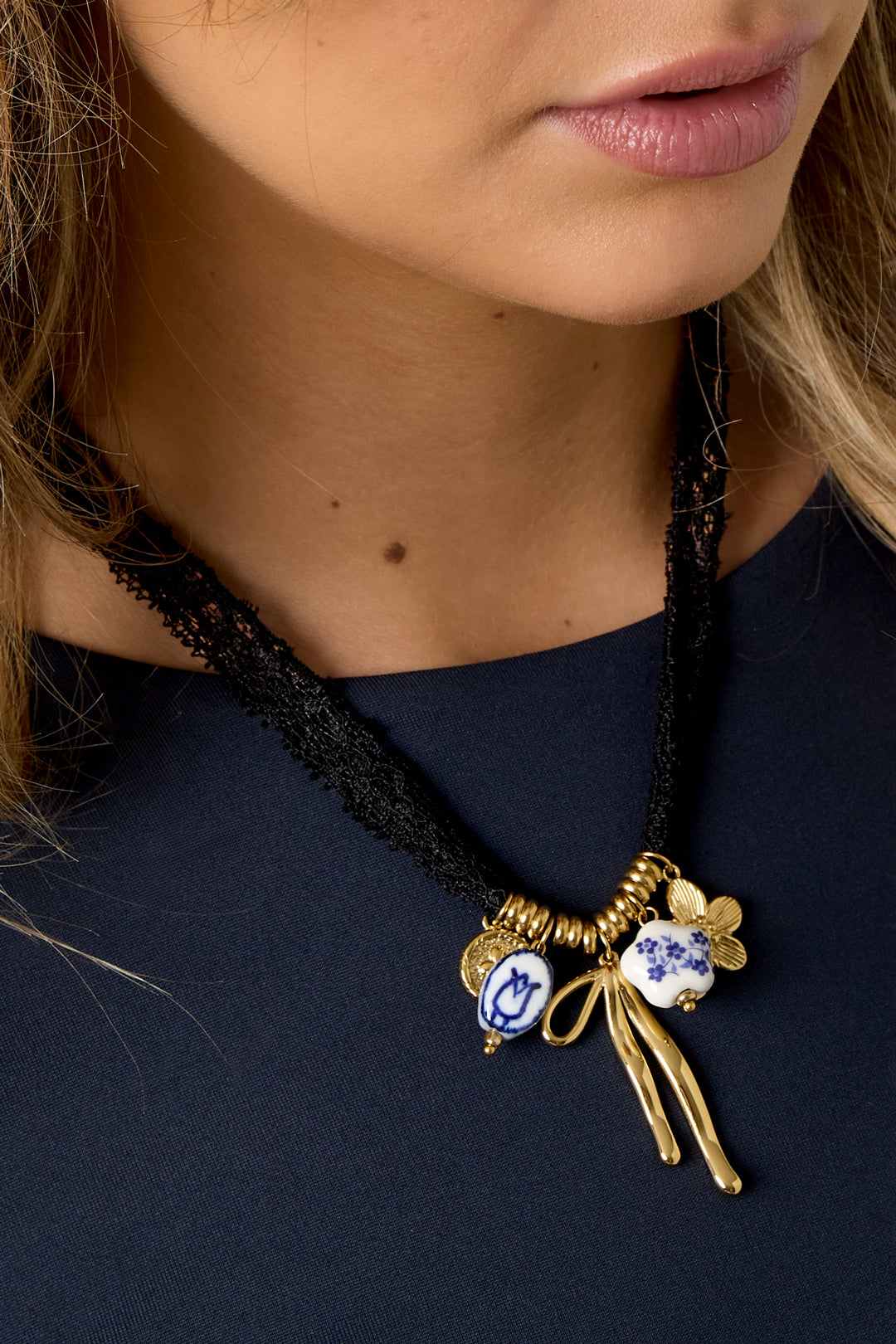 Braided women's necklace made of polyester, ceramic, stainless steel with floral and bow details – image 2