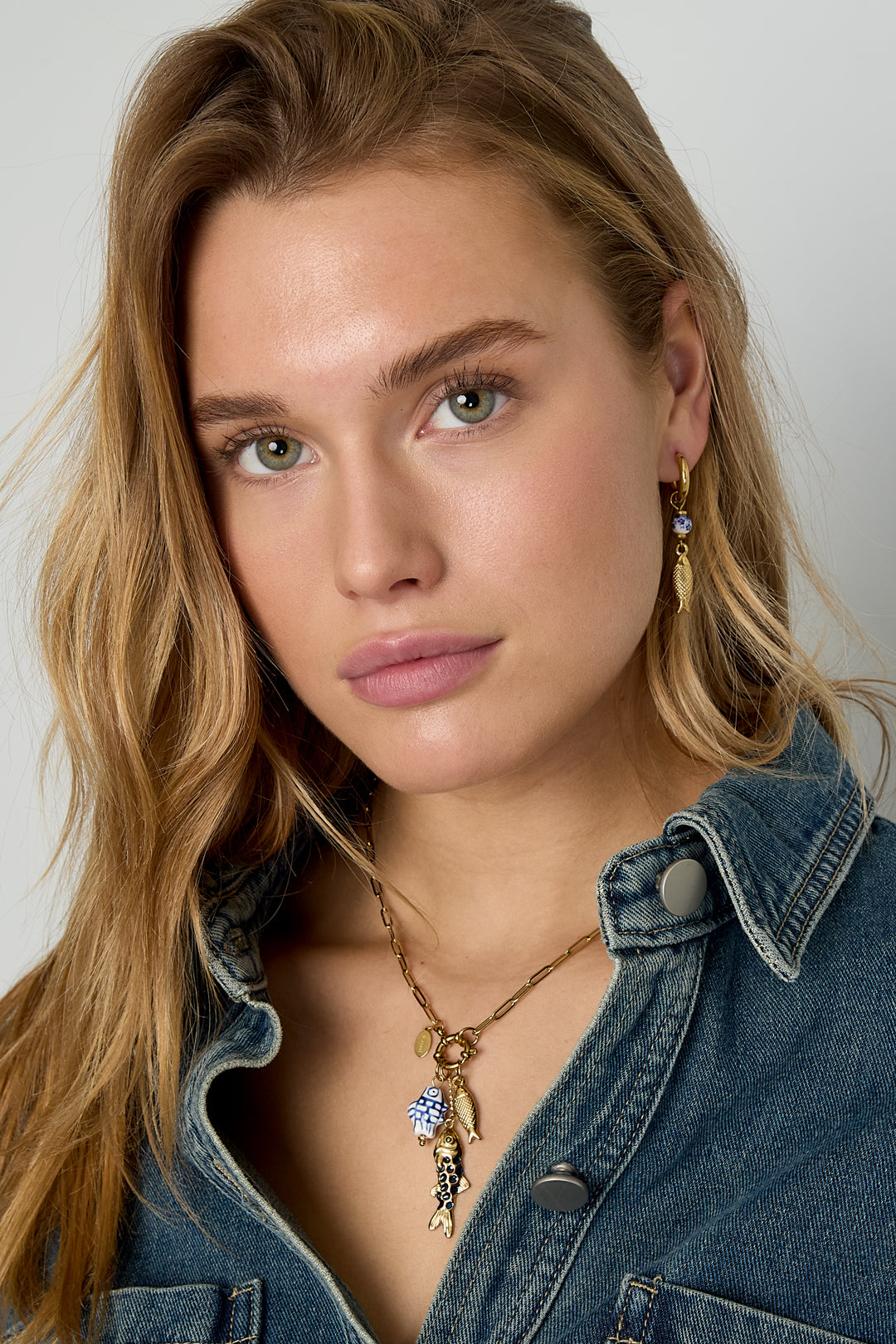 Collier pour femme avec pendentif en acier inoxydable, céramique, émail motif poisson – couleur or – photo 2