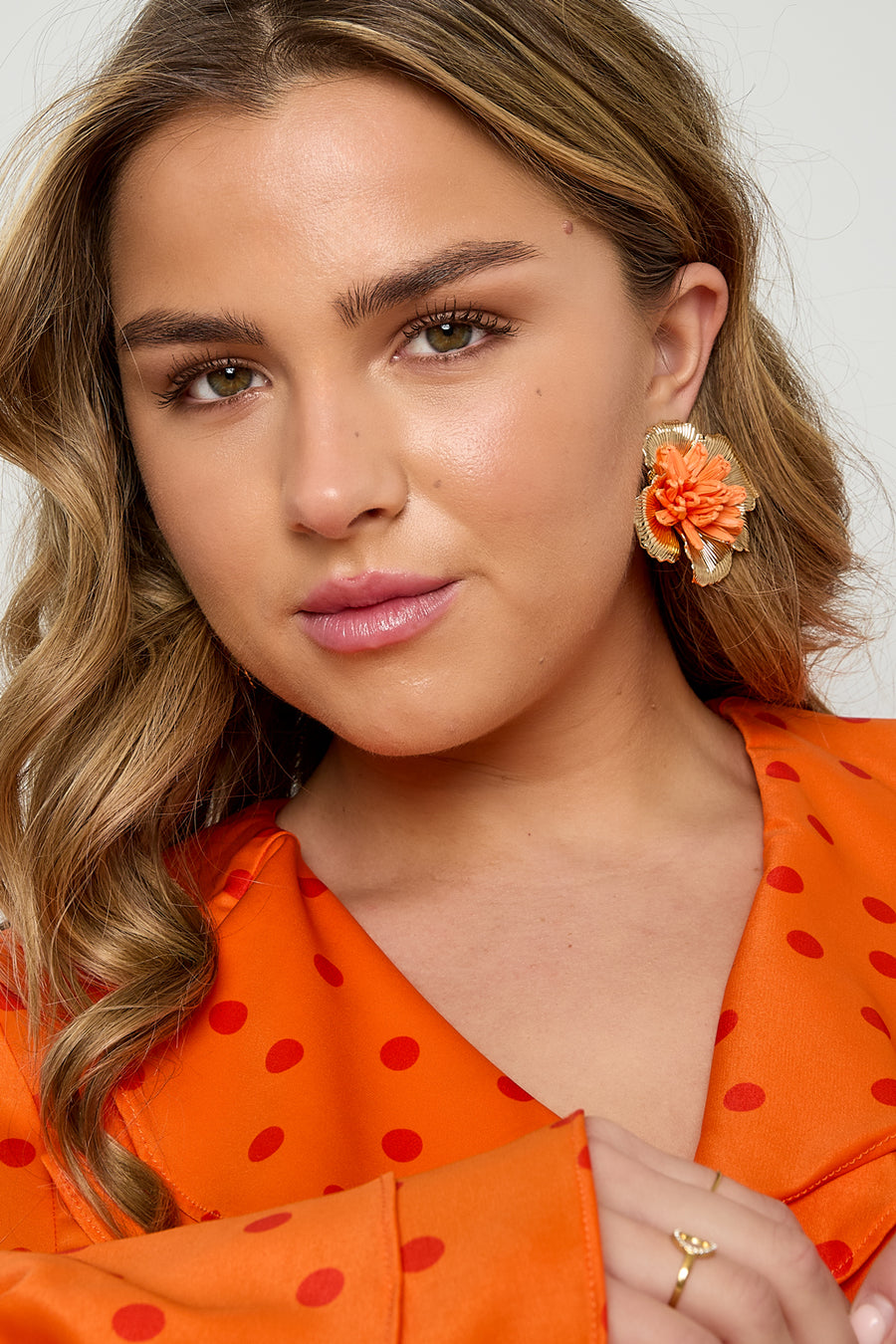 Puces d'oreilles pour femmes en raphia motif floral – plusieurs couleurs