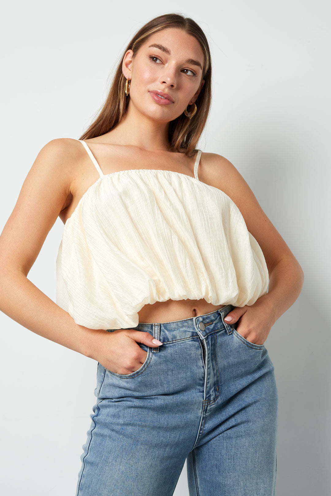 Sleeveless top for women with a casual look – image 3