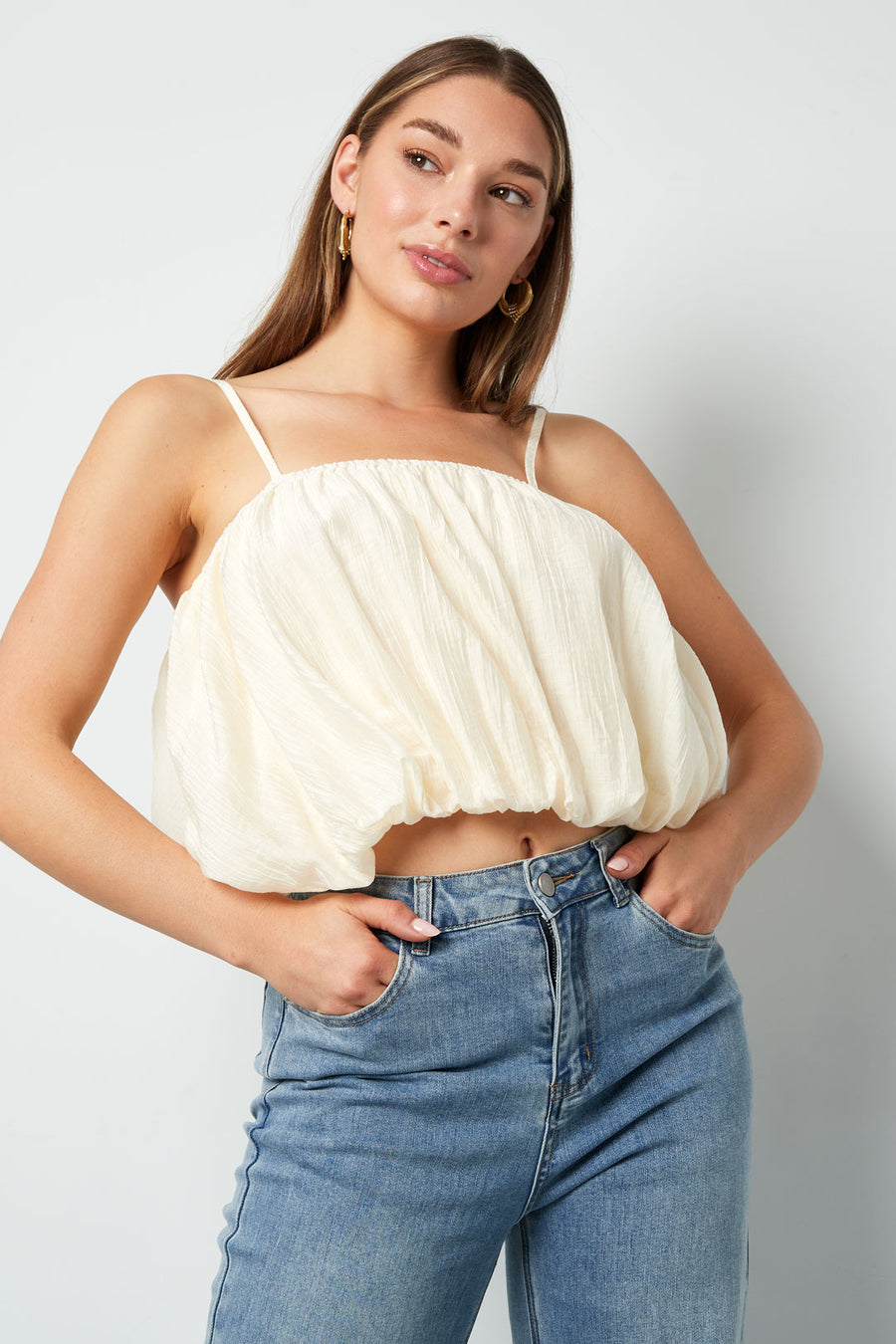 Sleeveless top for women with a casual look