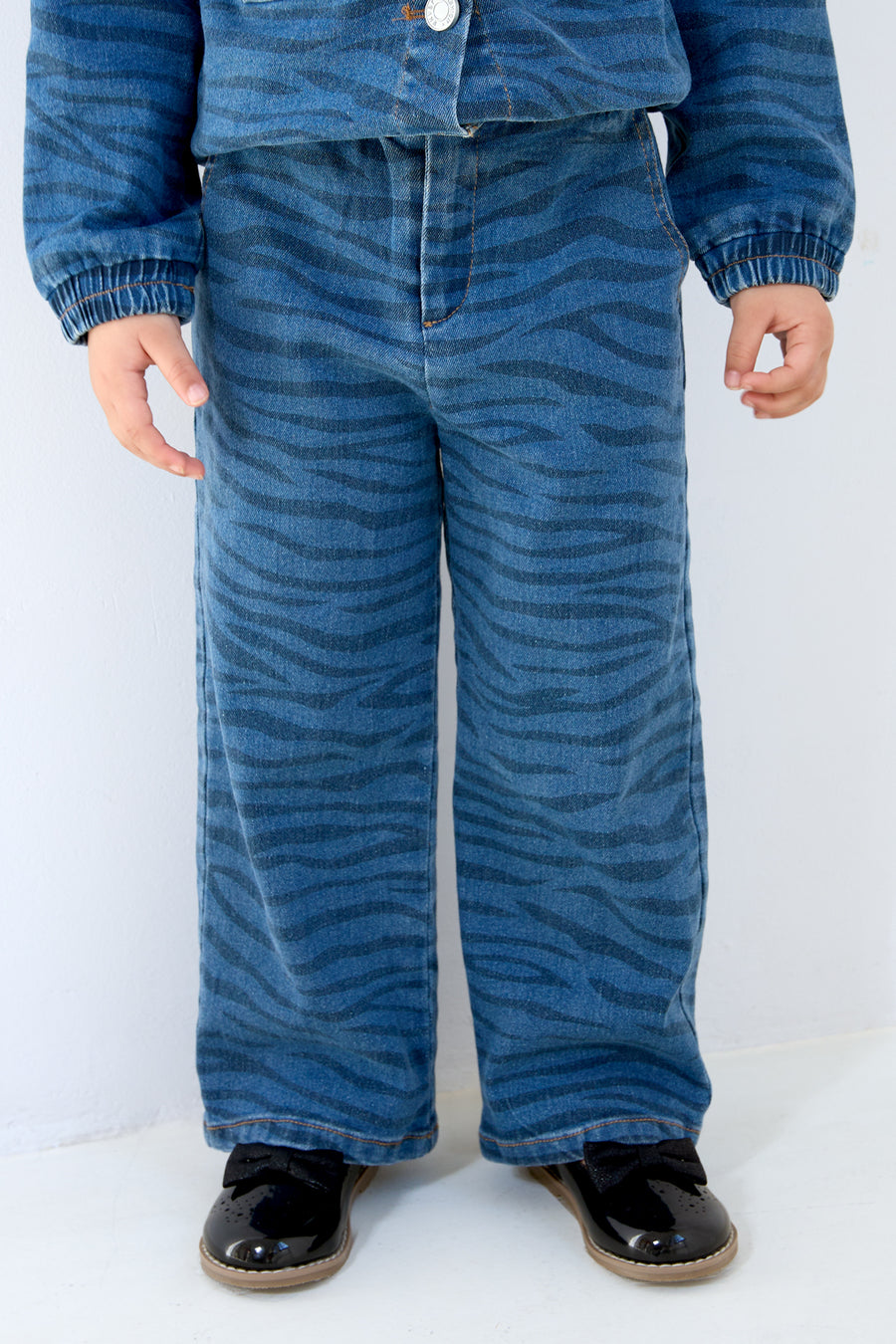 Dames blauwe denim broek met zebrastrepen – productfoto 2
