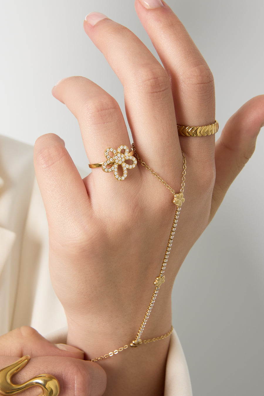 Bague spectaculaire en acier inoxydable pour femmes avec motif floral – couleur or