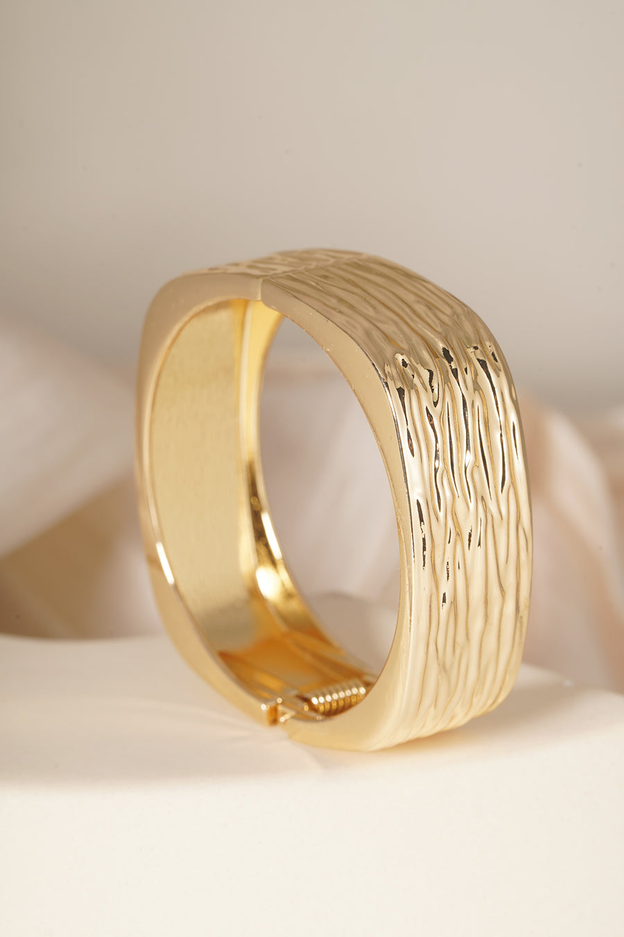 Bracelet jonc en alliage métallique de forme organique pour femme – doré