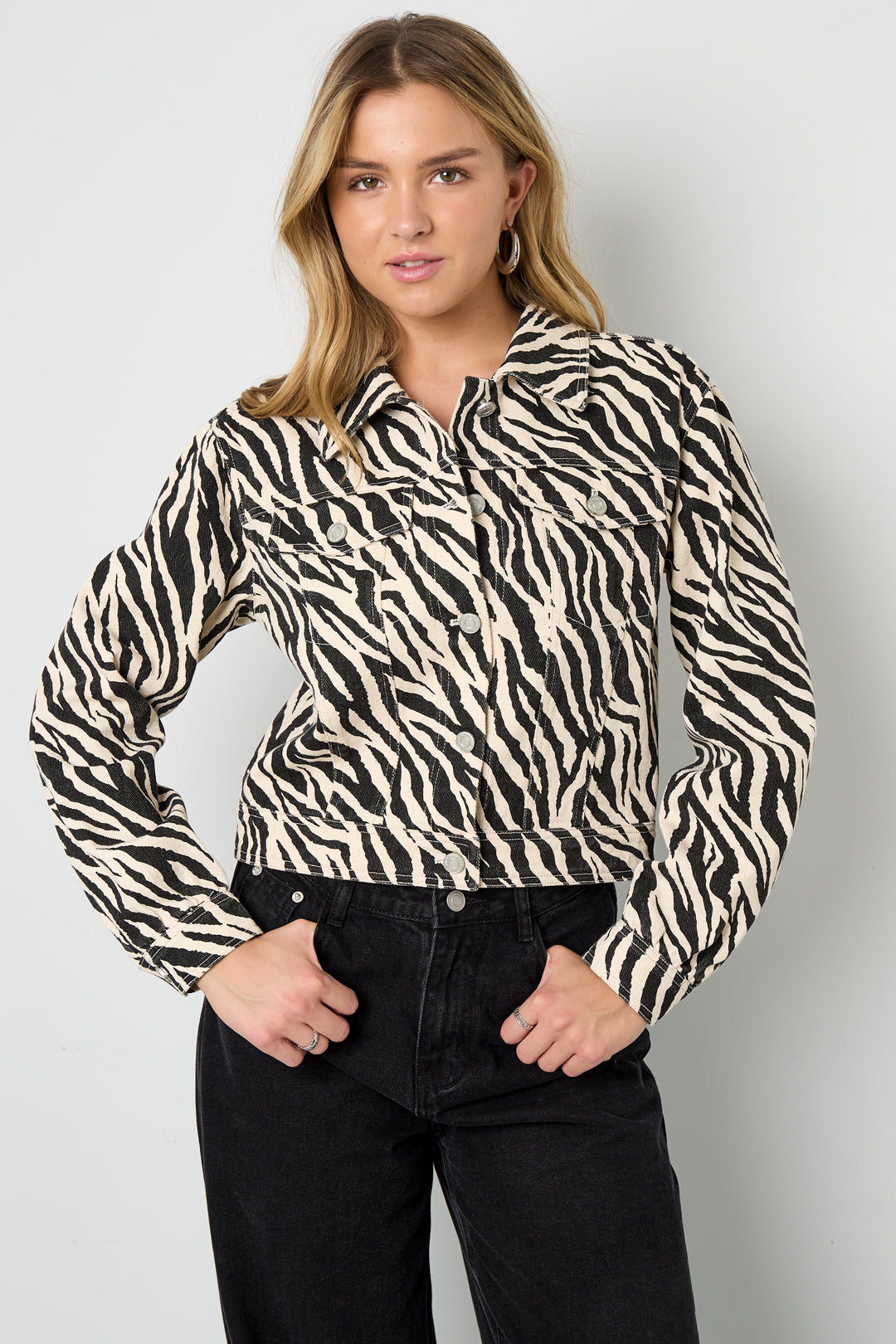 Veste pour femme imprimée animal – noire – photo 3