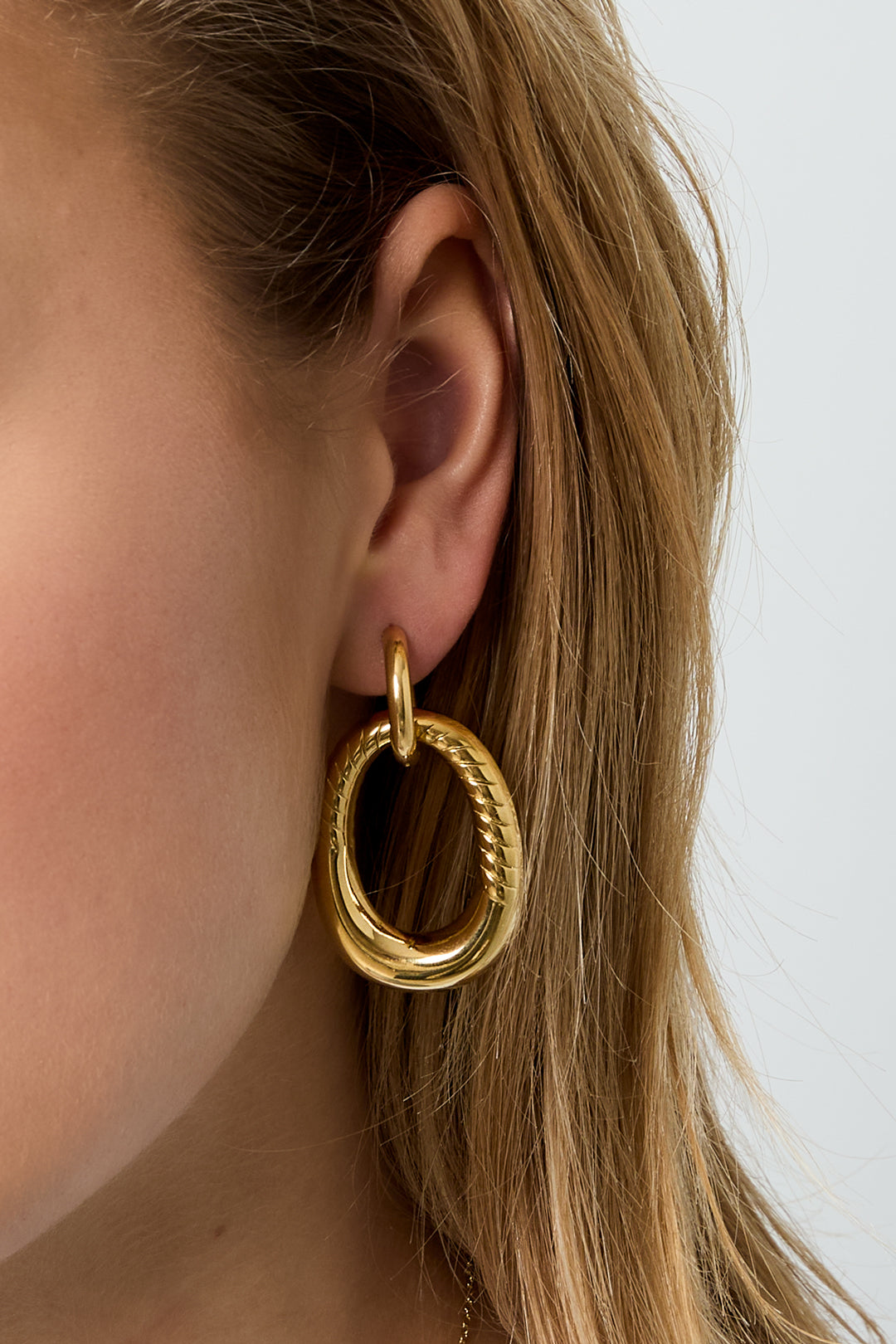 Statement oorbellen met gedetailleerde ovale hanger