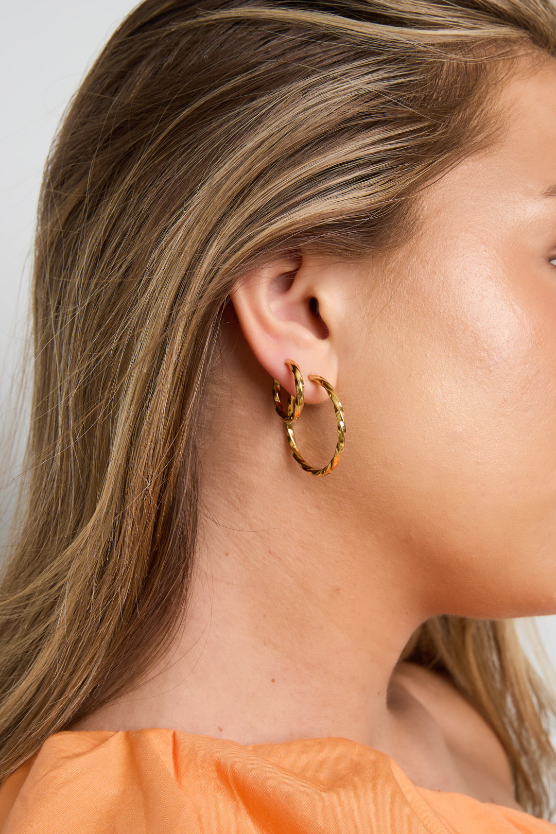 Boucles d'oreilles créoles pour femme en acier inoxydable – doré et argenté – photo 3