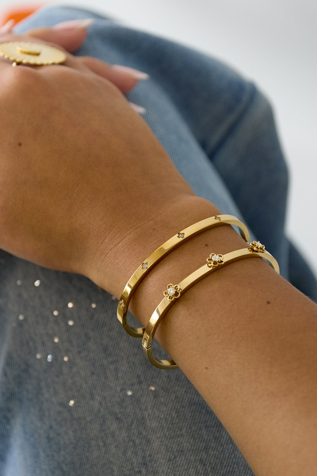 Bangle met bloemdetail en Rhinestone