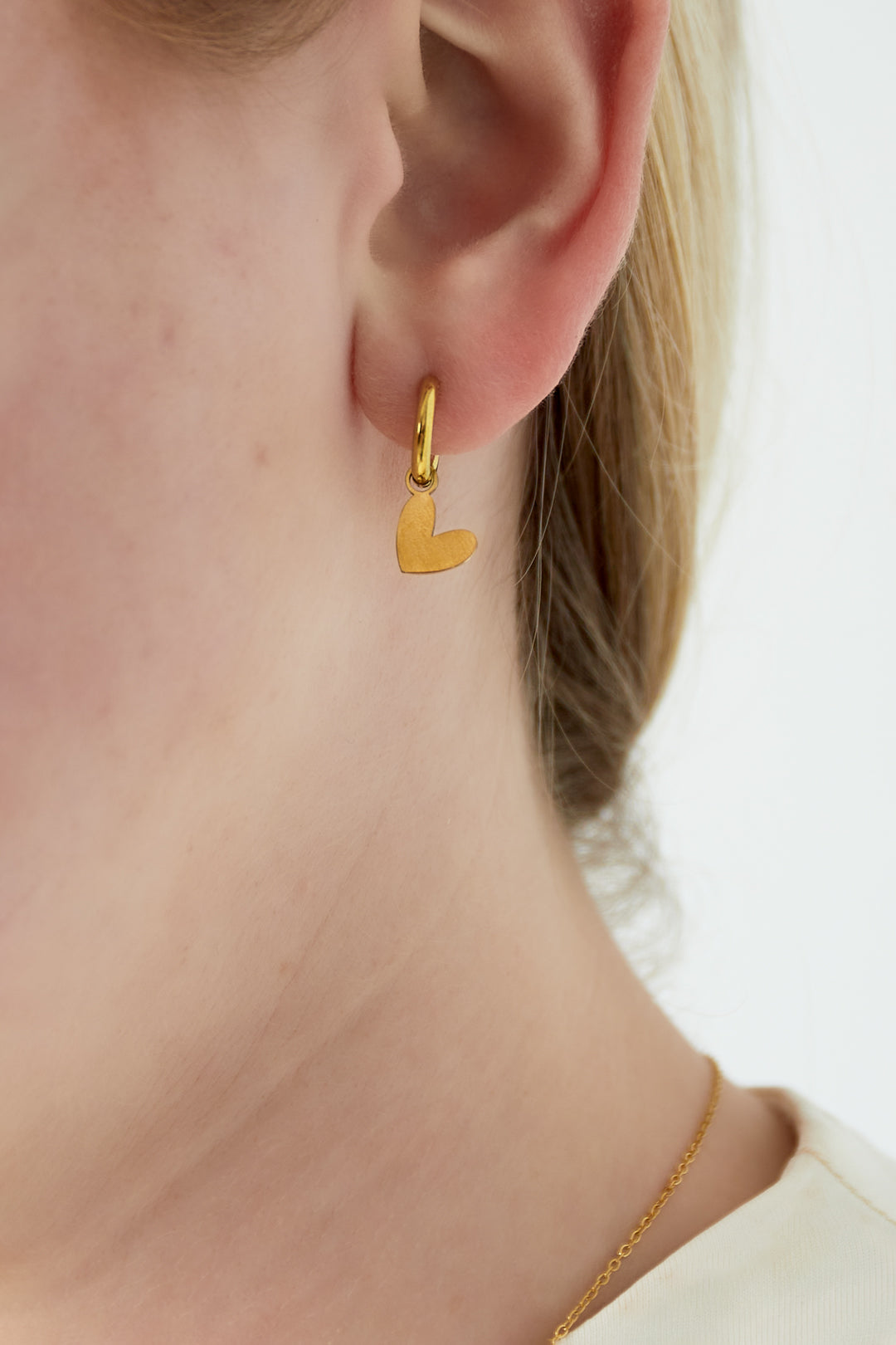 Women's stainless steel dangle earrings with heart shape – gold-colored – image 2