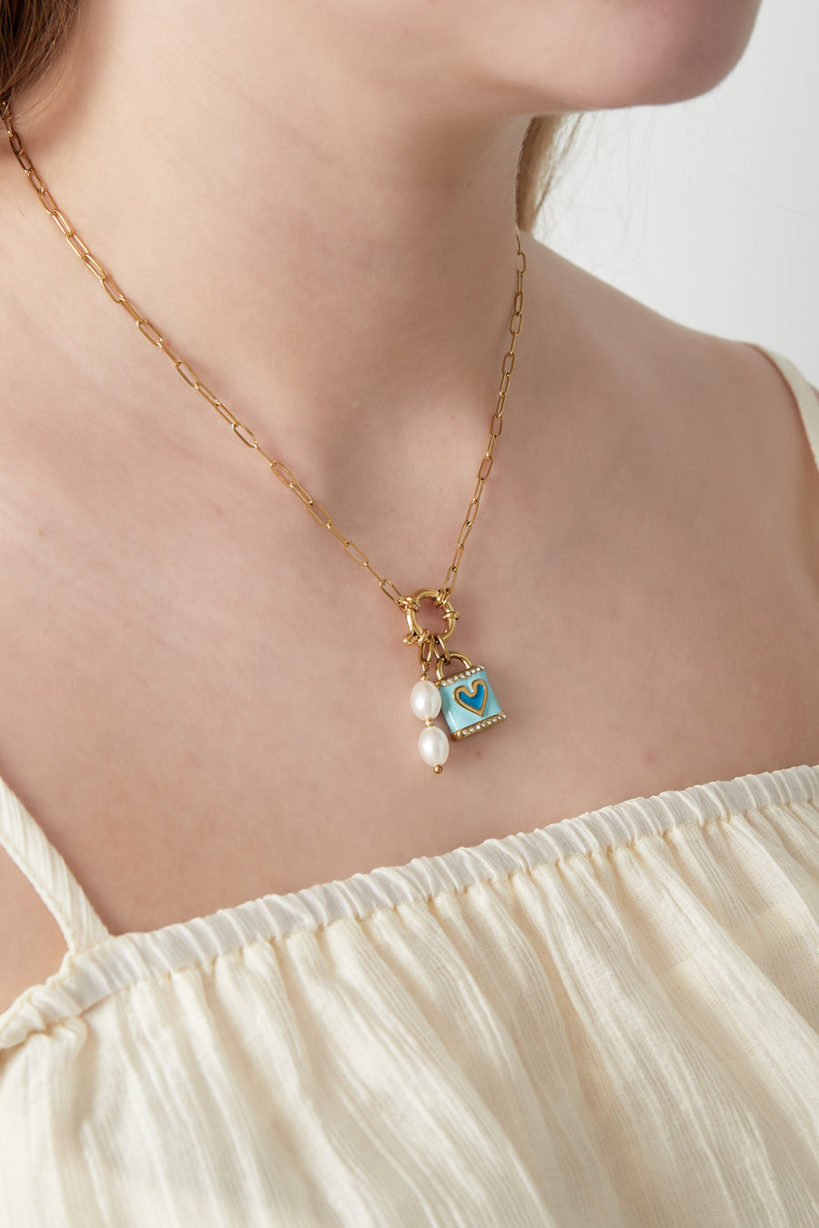 Collier pour femme avec pendentif en acier inoxydable, perle d'imitation, émail, résine, strass avec forme de cœur