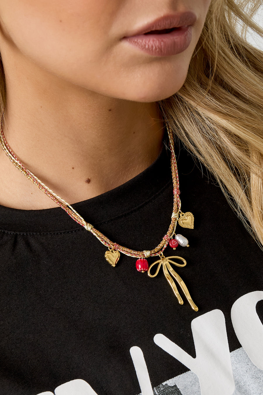 Collier pour femme avec pendentif en acier inoxydable, cordon, émail, ABS avec détail nœud et forme de cœur