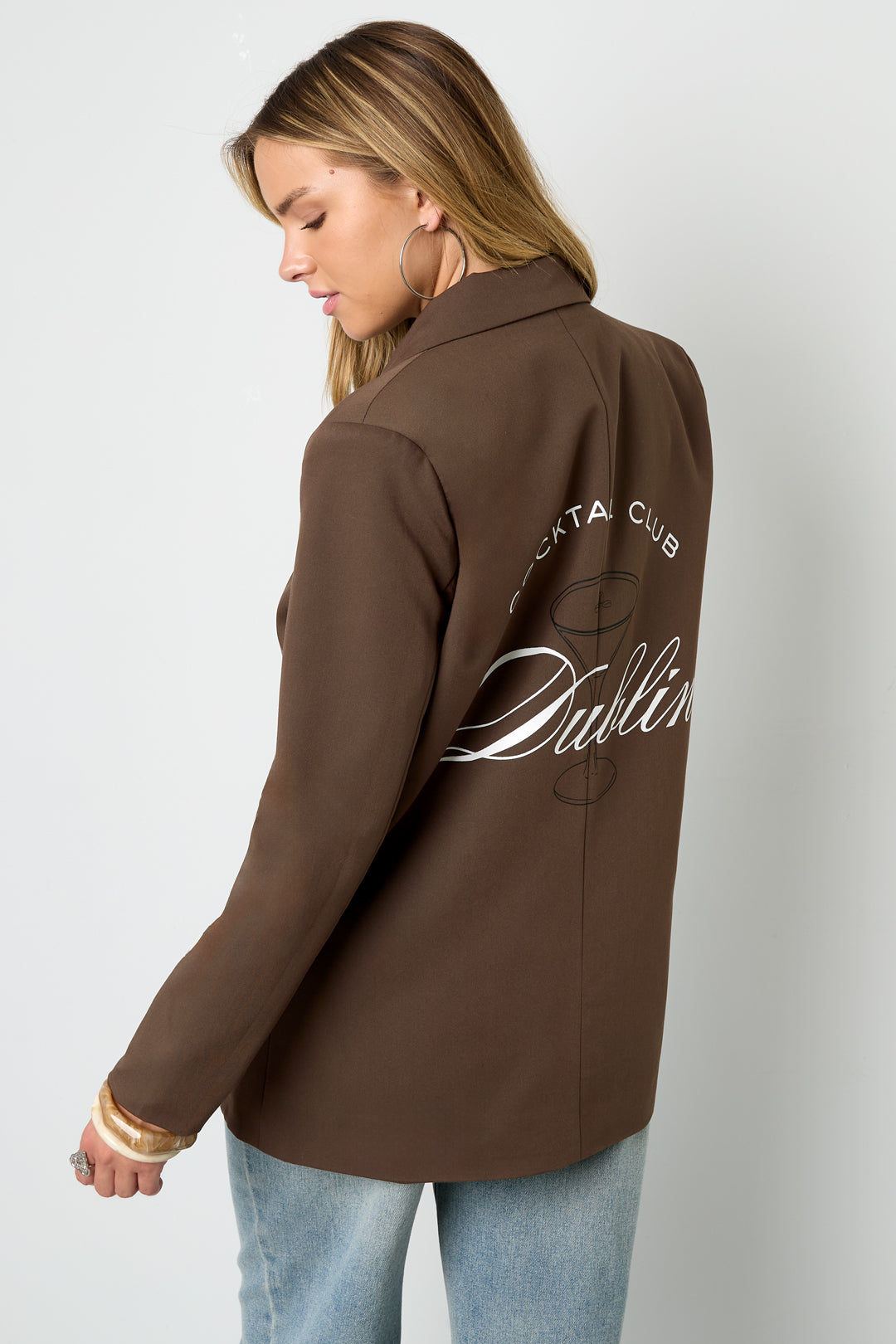 Dames lange grijze blazer met letterdetail – productfoto 2