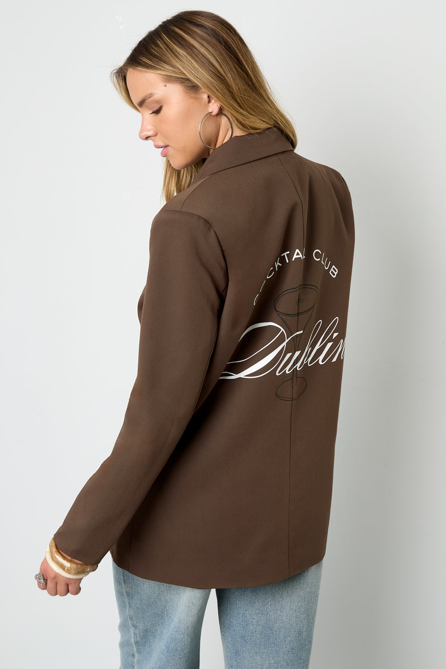 Dames lange grijze blazer met letterdetail – productfoto 2