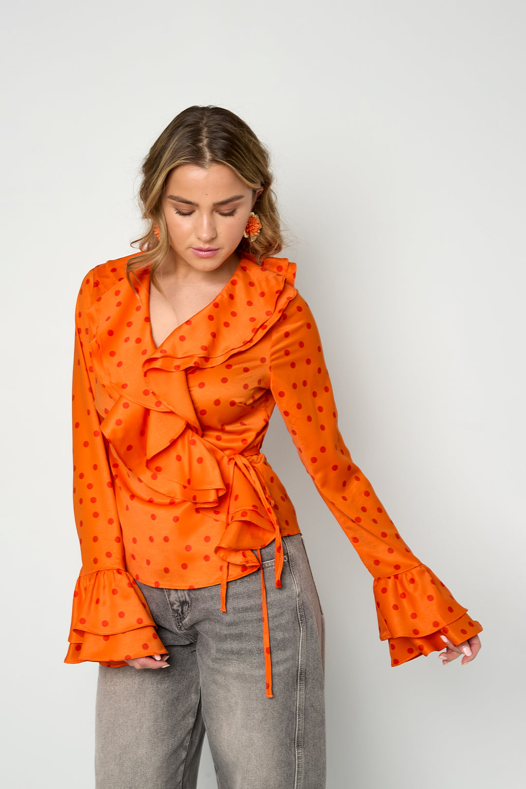 Dames oranje blouse met ruches en stippen – productfoto 2