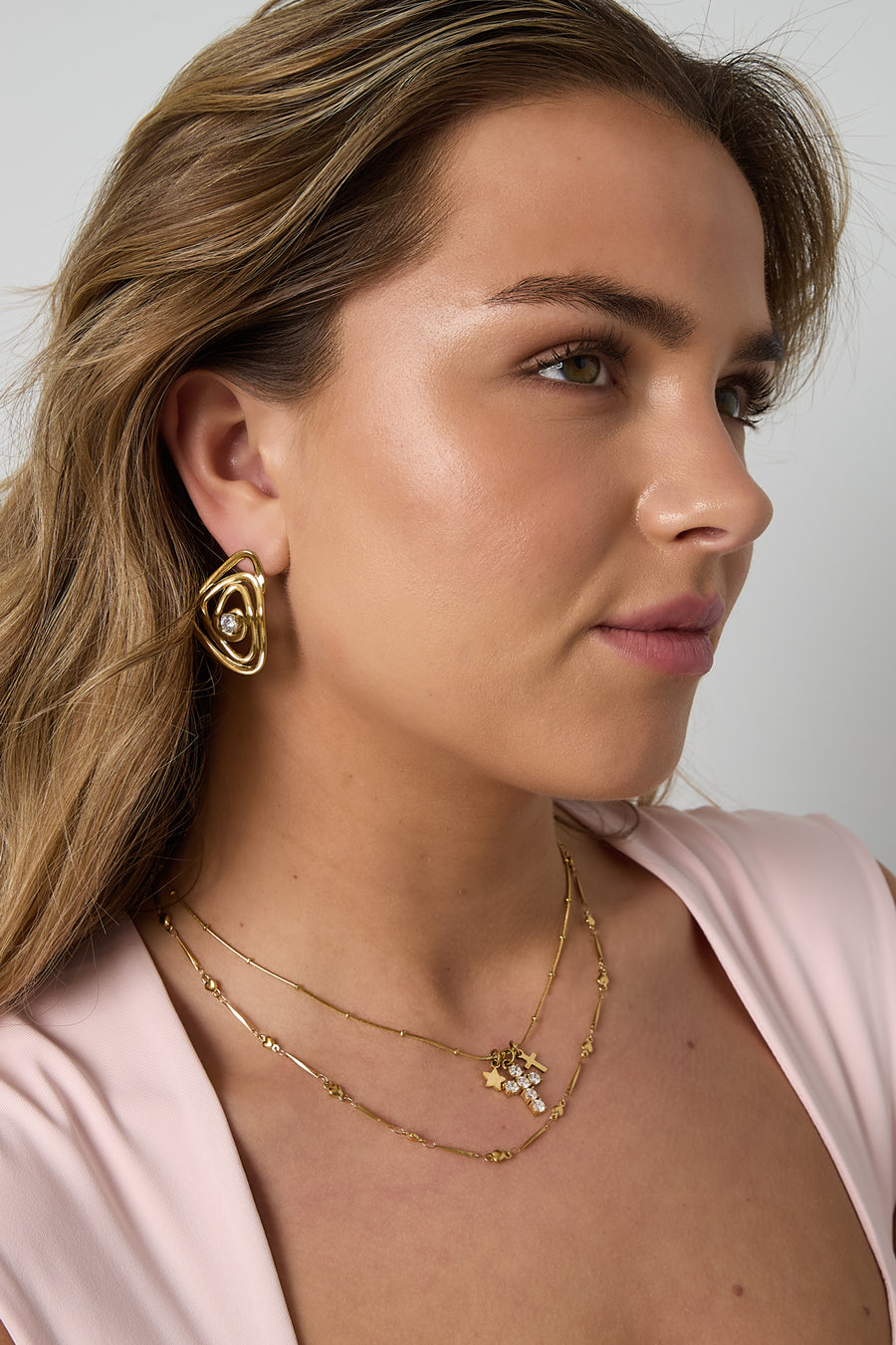 Collier pour femme avec pendentif en acier inoxydable motif croix – coloris or et argent