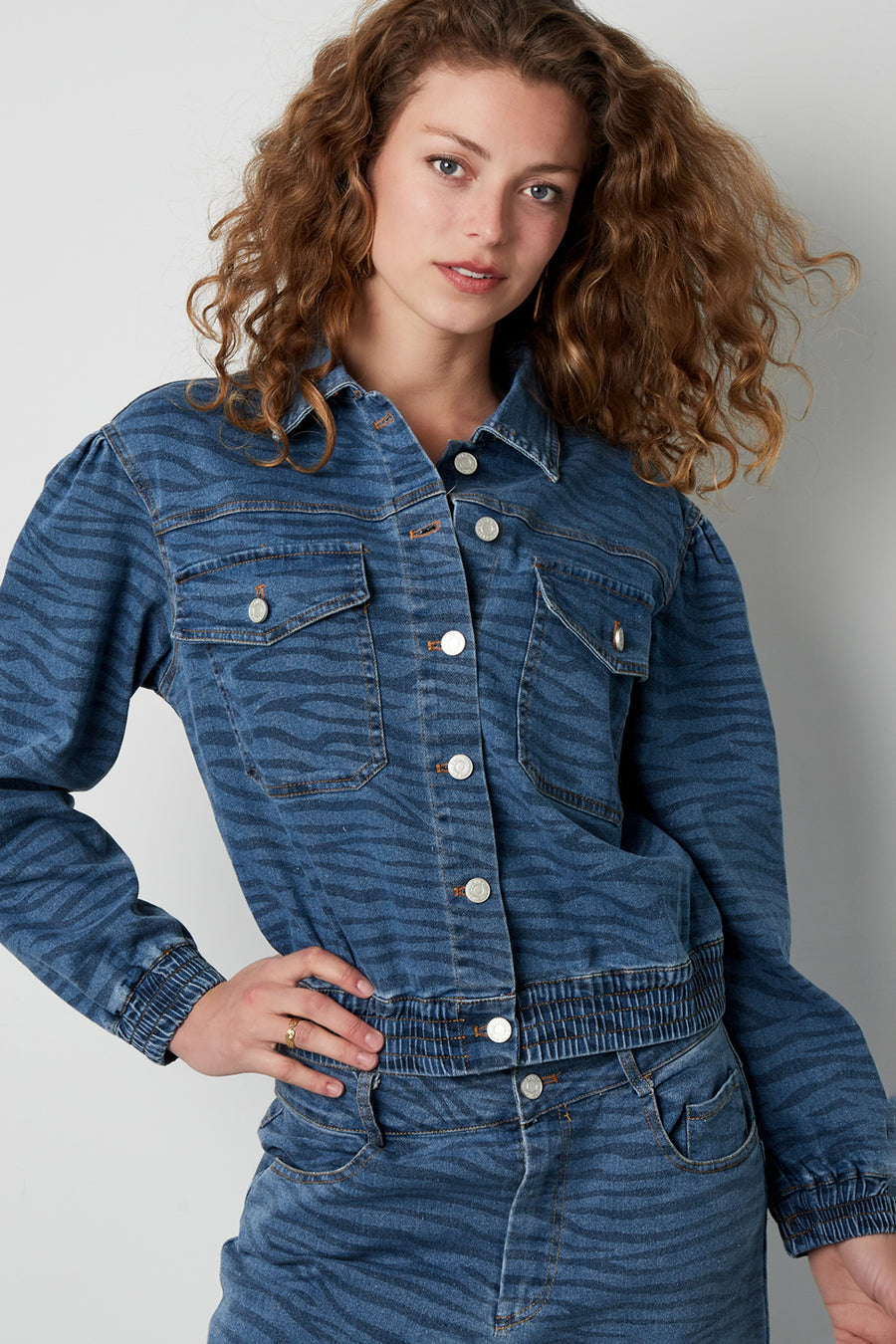 Dames kort blauw denim jacket met tijgerstrepen – productfoto 2