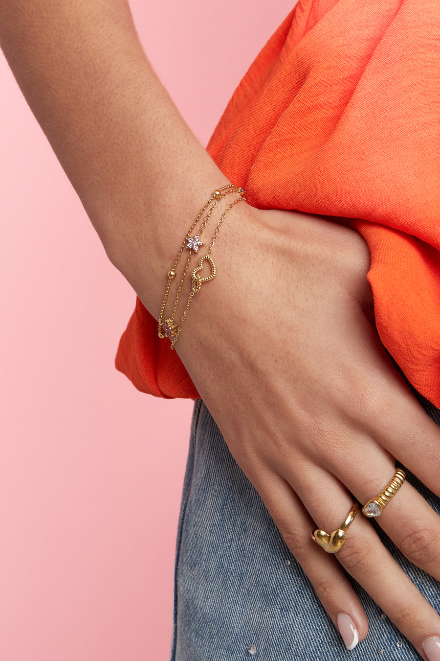 Armband met gekleurde steentjes belegde bloemetjes