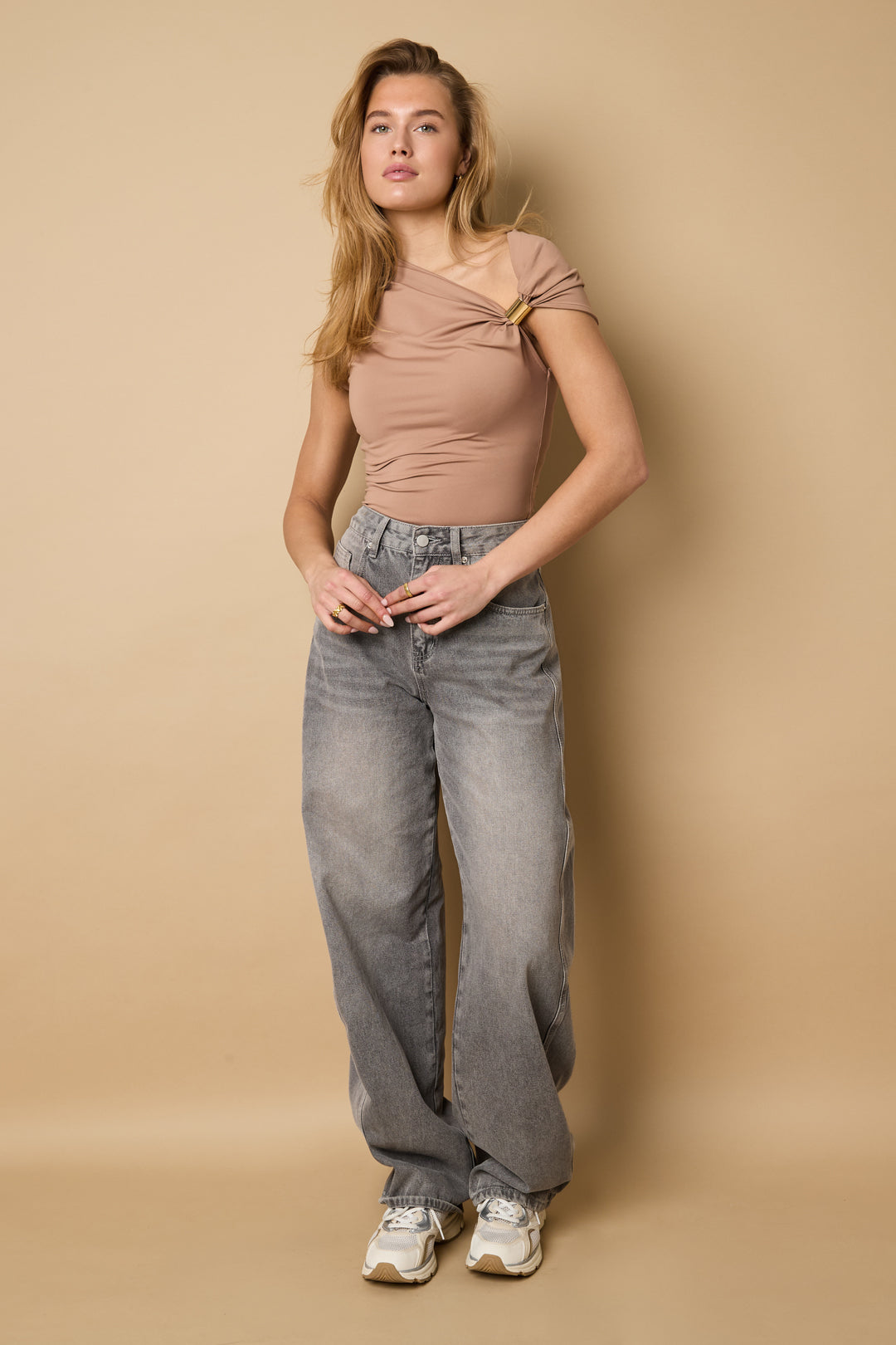 Dames off-shoulder top van gebreid nylon in drie kleuren – productfoto 7
